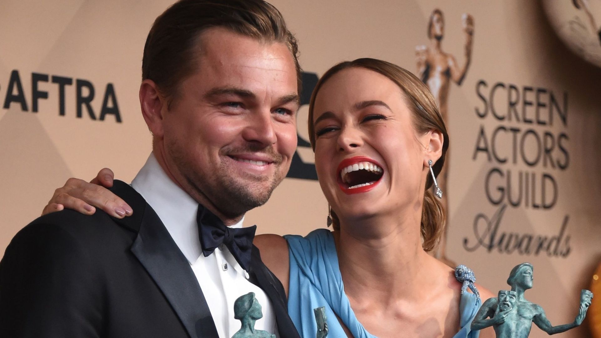 Leonardo DiCaprio et Brie Larson triomphent lors de SAG Awards marqués par la diversité