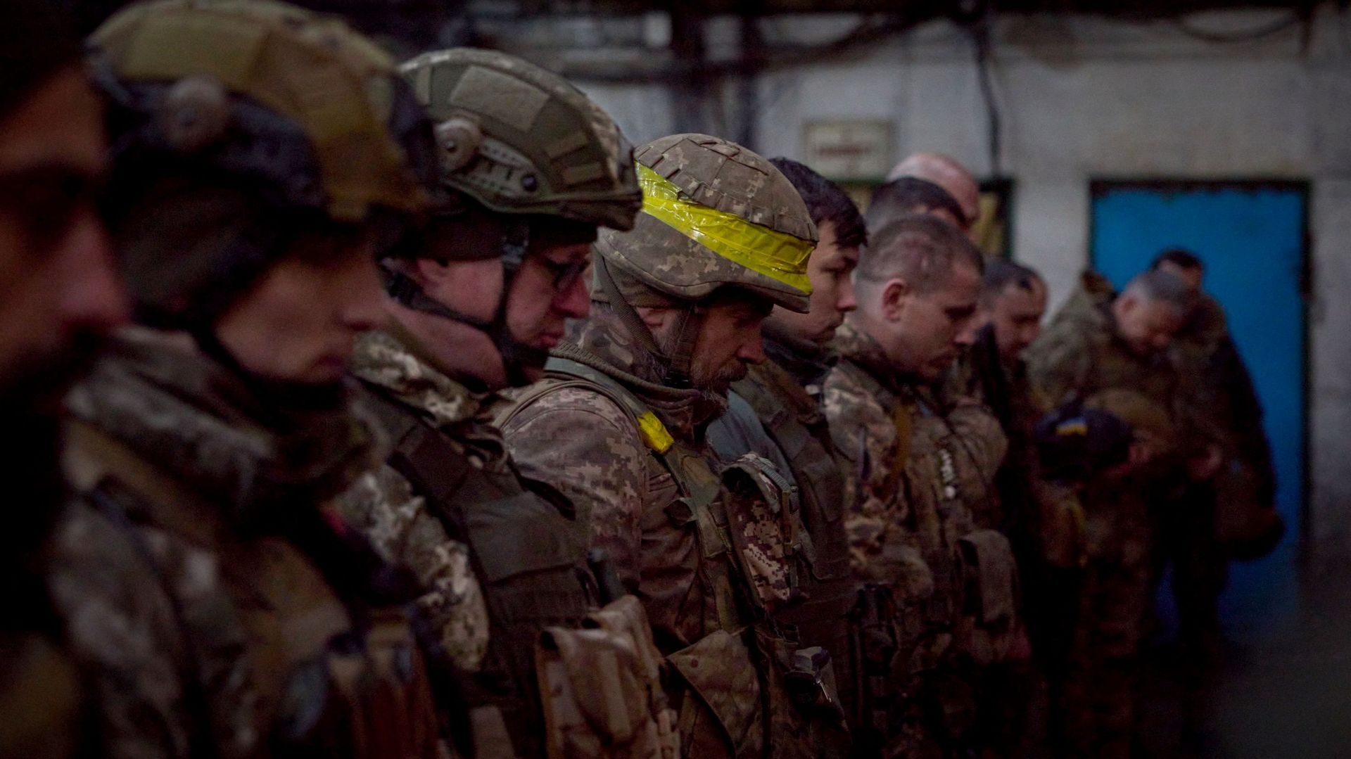 Des militaires ukrainiens pendant une visite présidentielle à Bakhmut, le 20 décembre.