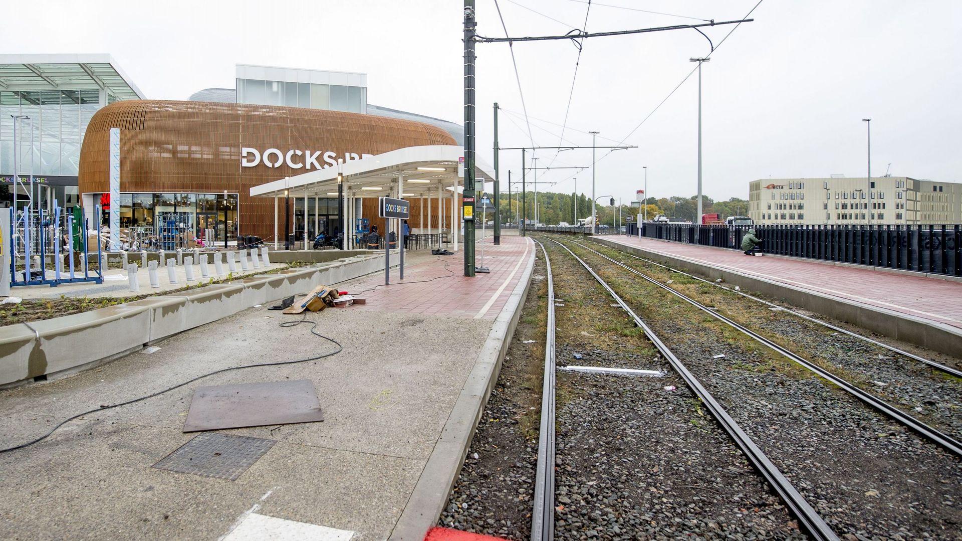 Le conducteur d’une trottinette électrique percuté mortellement par un tram près de Docks Bruxsel