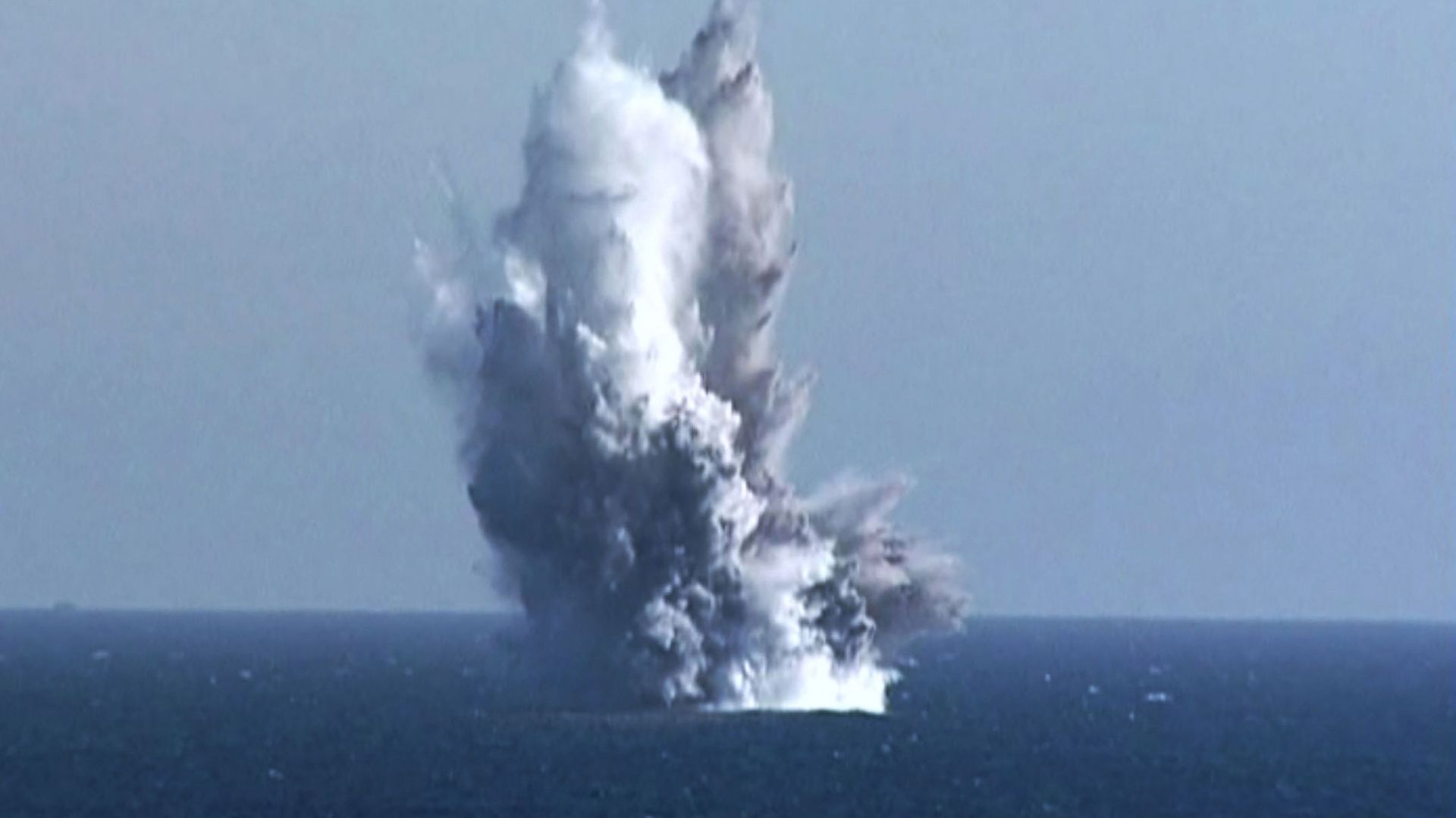 Une photo diffusée par l'agence nord-coréenne KCNA montre ce qui est présenté comme l'explosion d'un drone d'attaque sous-marin, le 23 mars 2023 en mer du Japon.