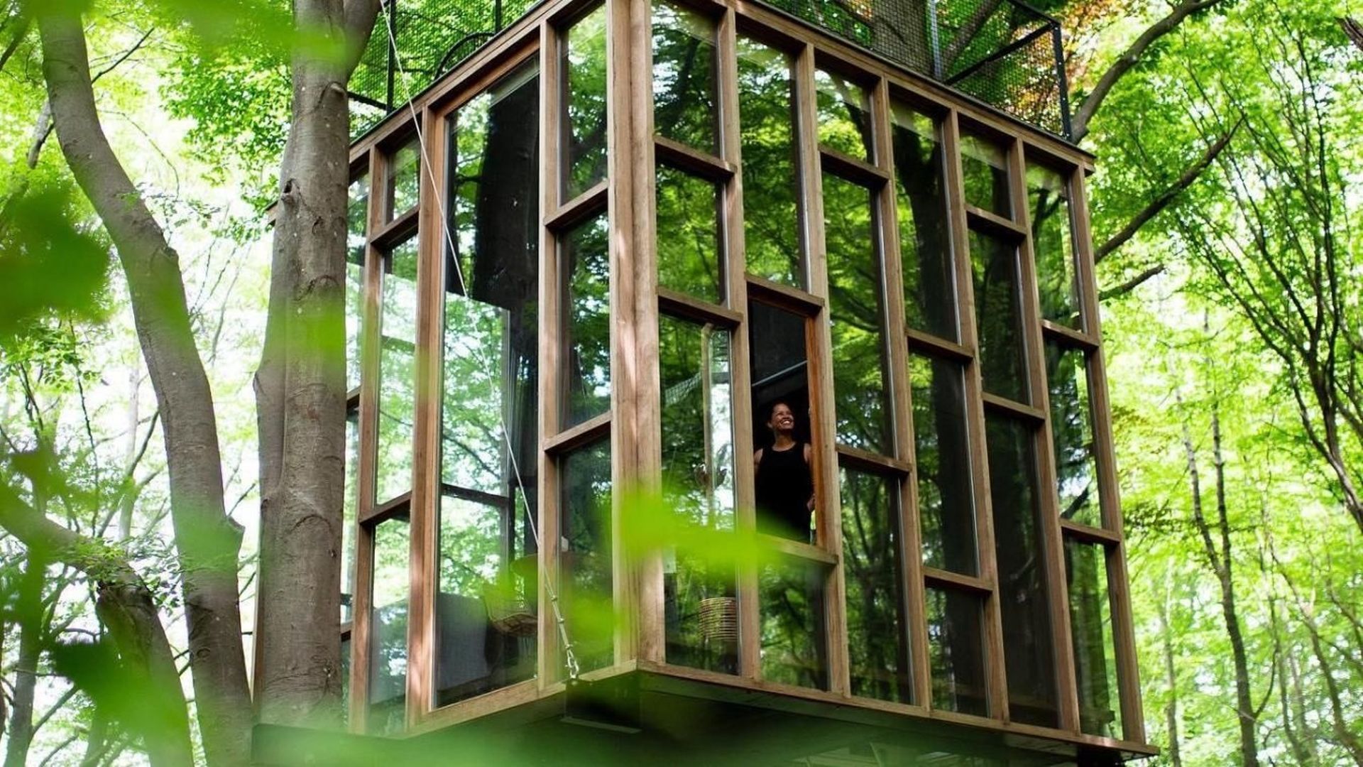 "The Glass Cube", une cabane perchée à quatre mètres de haut dans laquelle passer une ou plusieurs nuits.