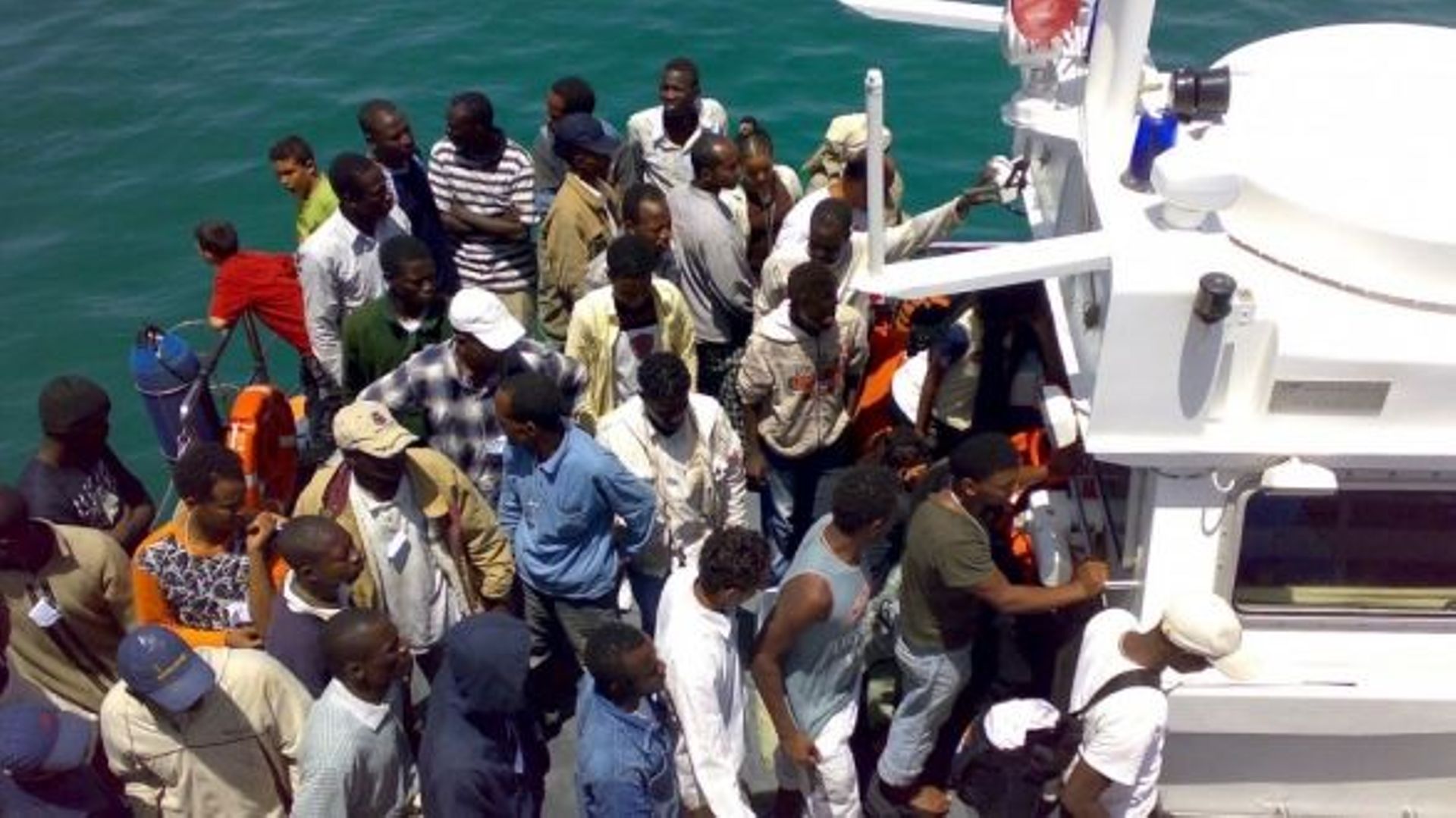 300 clandestins secourus en Italie - RTBF Actus