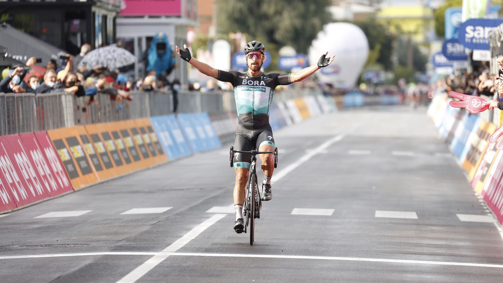 Tour d'Italie: Un redoutable Sagan renoue avec la victoire après 15 mois sans victoire