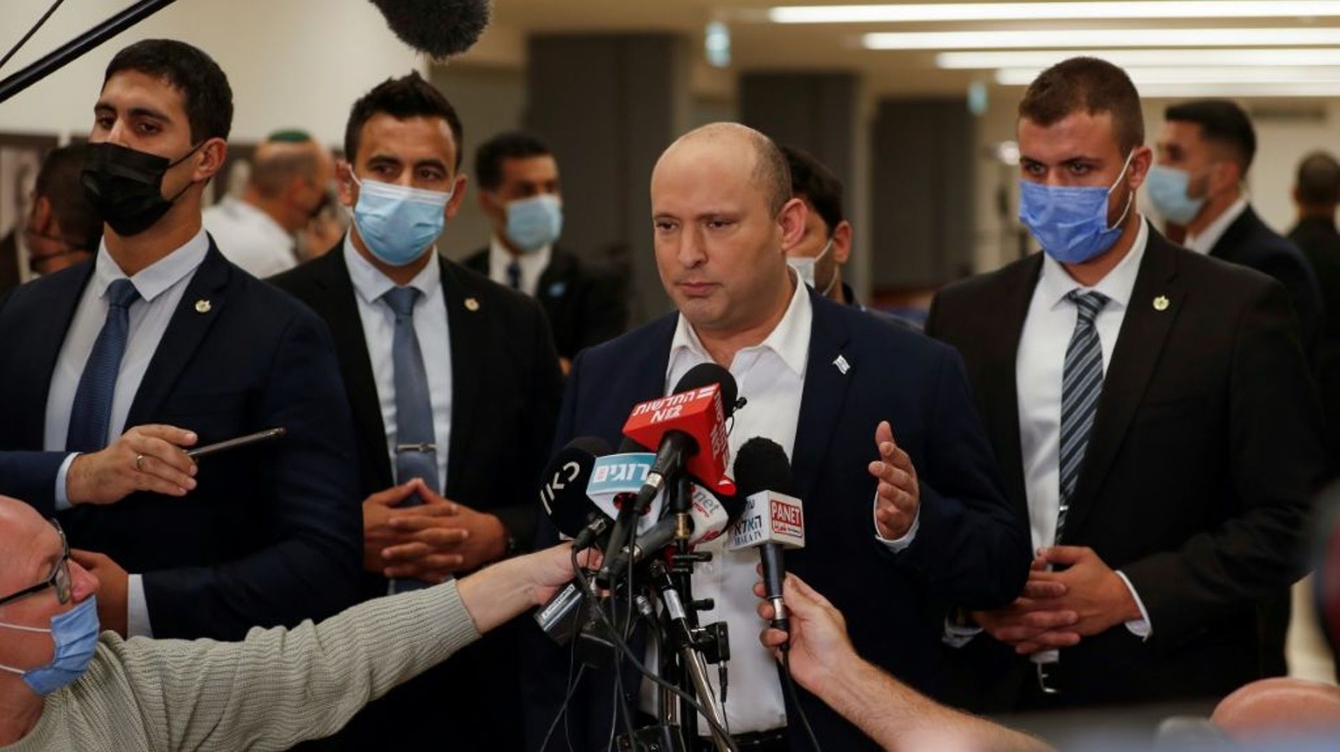 Le Premier ministre israélien Naftali Bennett parle aux journalistes après une séance à la Knesset, le 4 novembre 2021