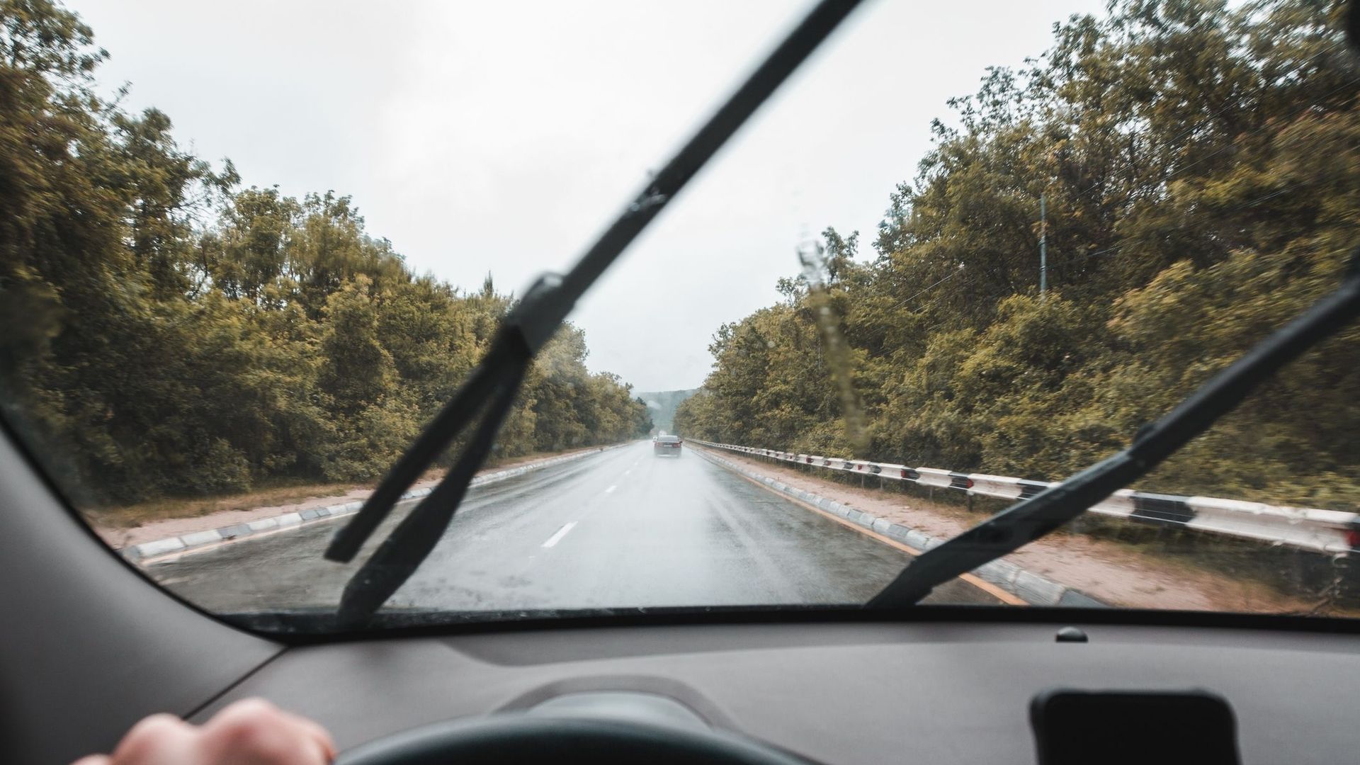 Des vêtements en airbags et pare-brise.