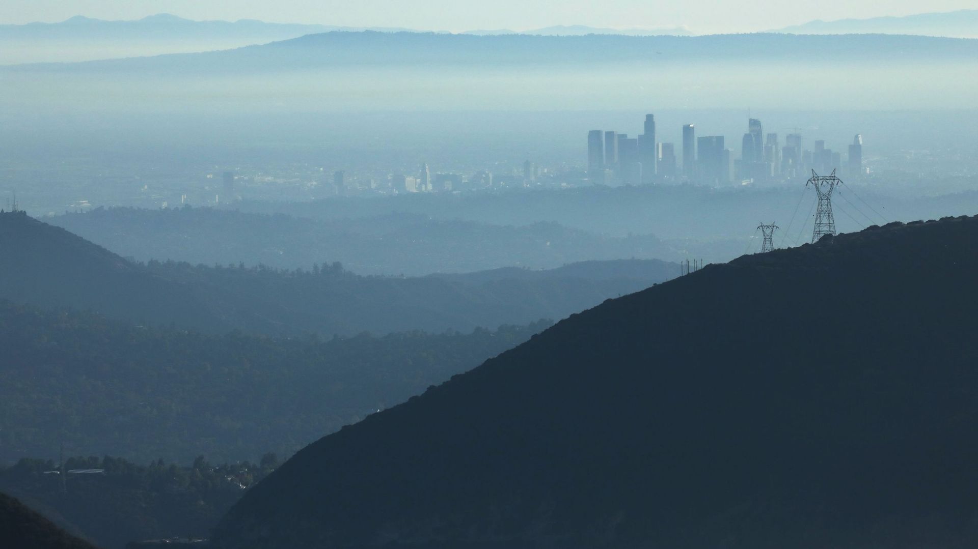 Une vue de Los Angeles, où la qualité de l'air a été qualifiée de "non saine" pour les groupes à risques, le 5 novembre 2019.