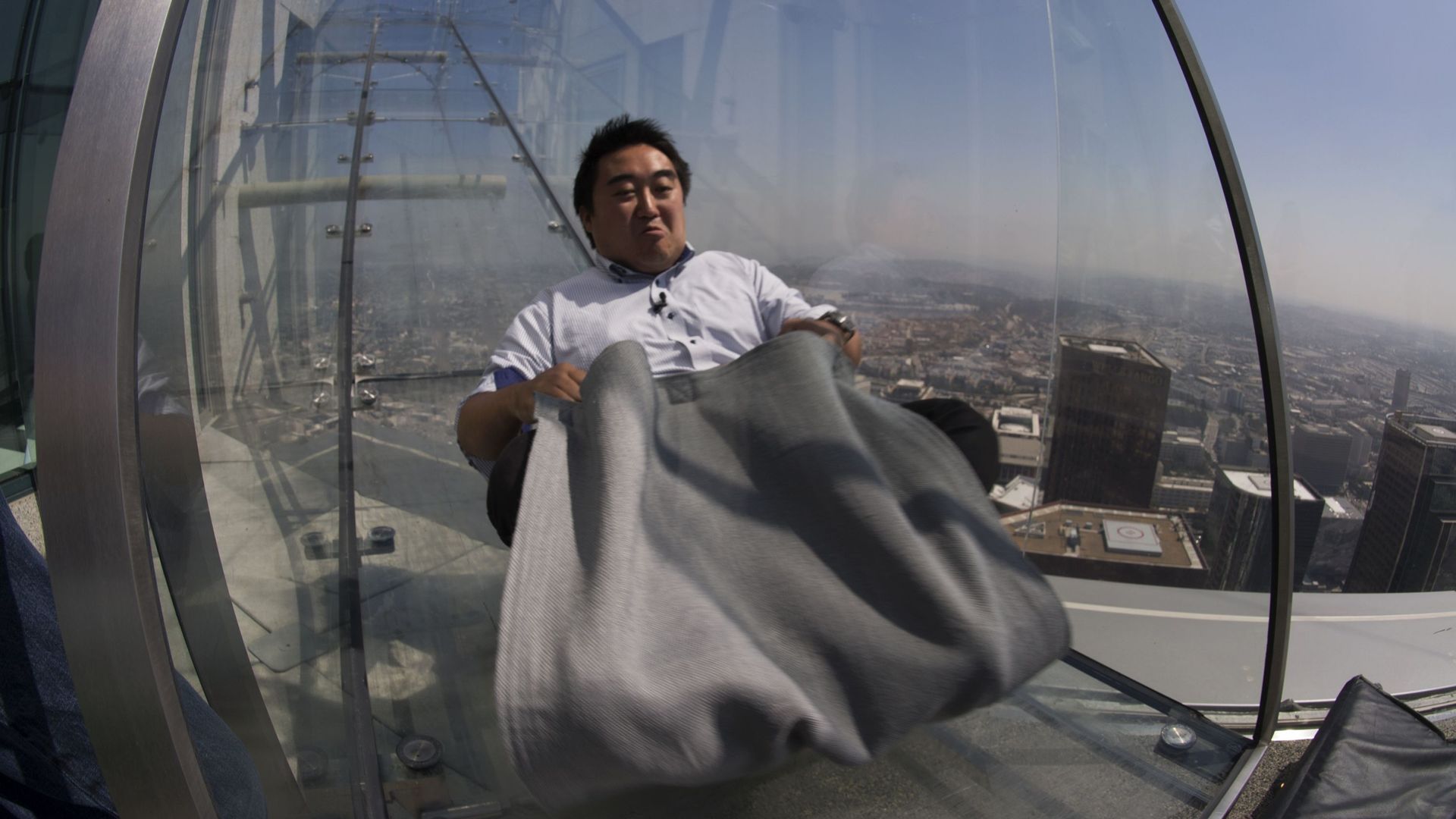 Un utilisateur du Skyslide, un toboggan de verre de 13,7 m de long en haut de la US Bank Tower de Los Angeles