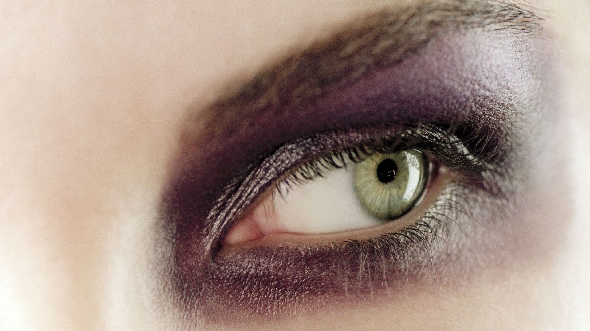 Maquillage : trucs et astuces pour les yeux verts 