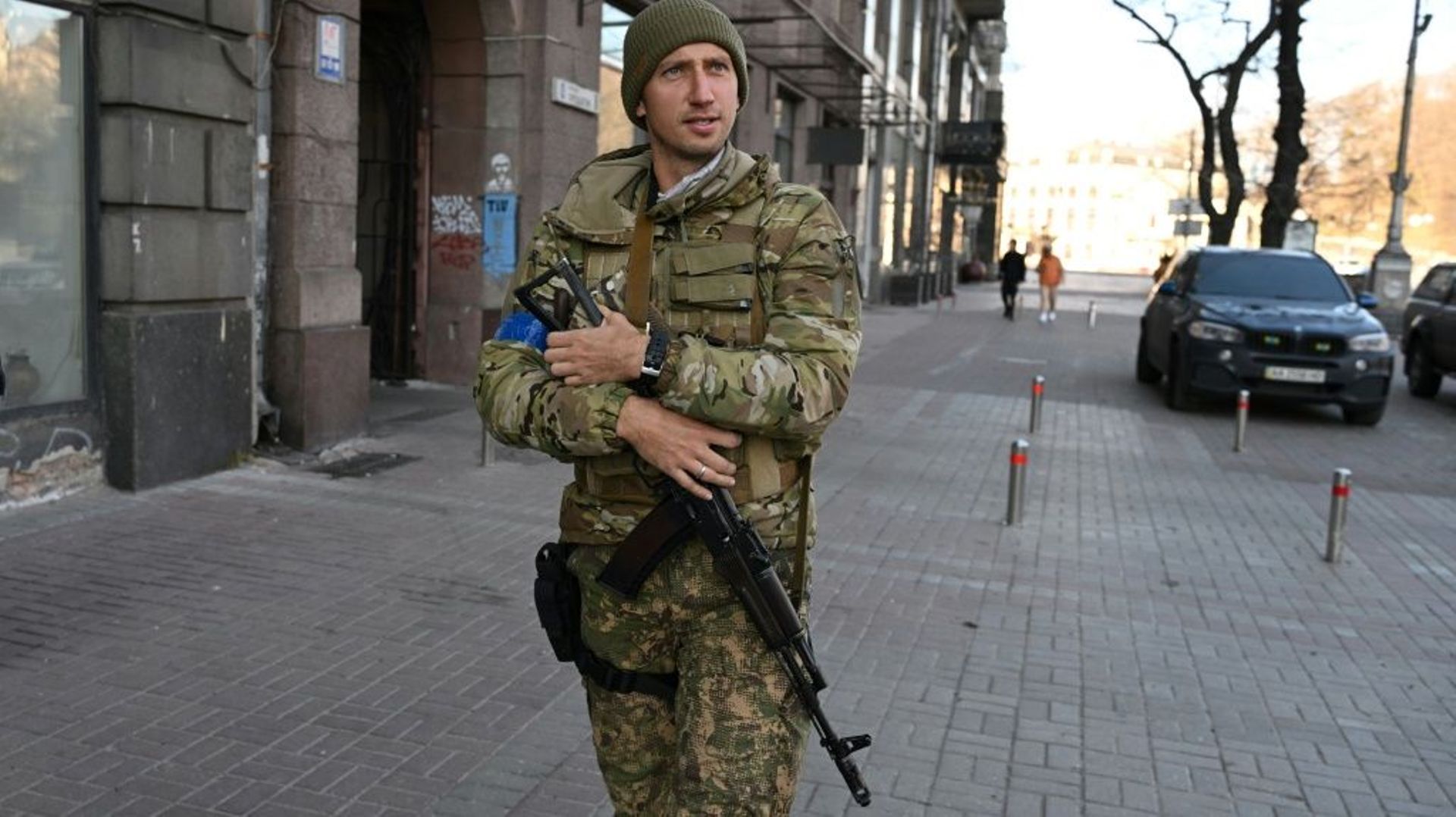 L’ancien champion de tennis ukrainien Sergiy Stakhovsky en uniforme militaire dans les rues de Kiev le 15 mars 2022, après avoir rejoint les forces armées suite à l’invasion russe de son pays