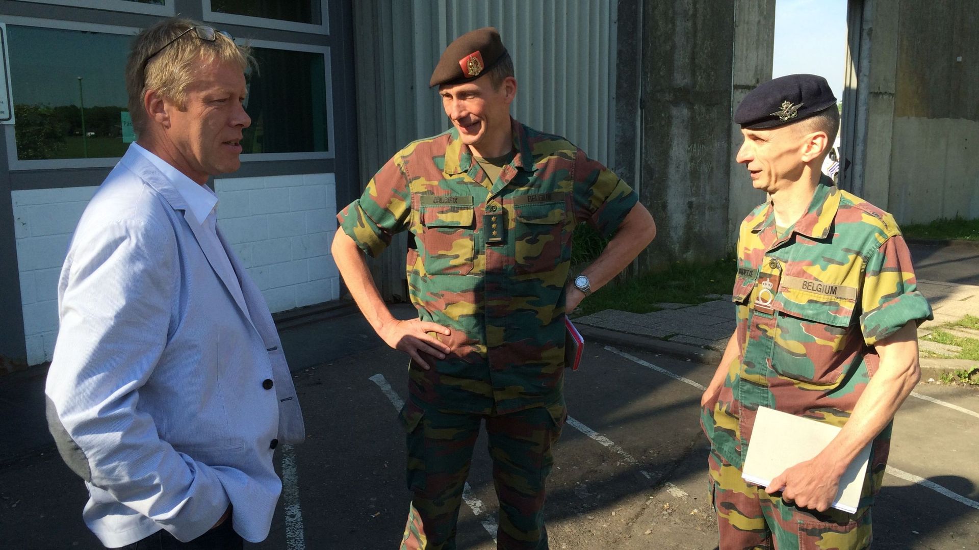 Le commandant militaire de la province de Liège, le colonel Jean-Louis Crucifix, et l'adjudant-chef Roland Bouquette en discussion avec le directeur de la prison de Lantin, Marc Brisy.