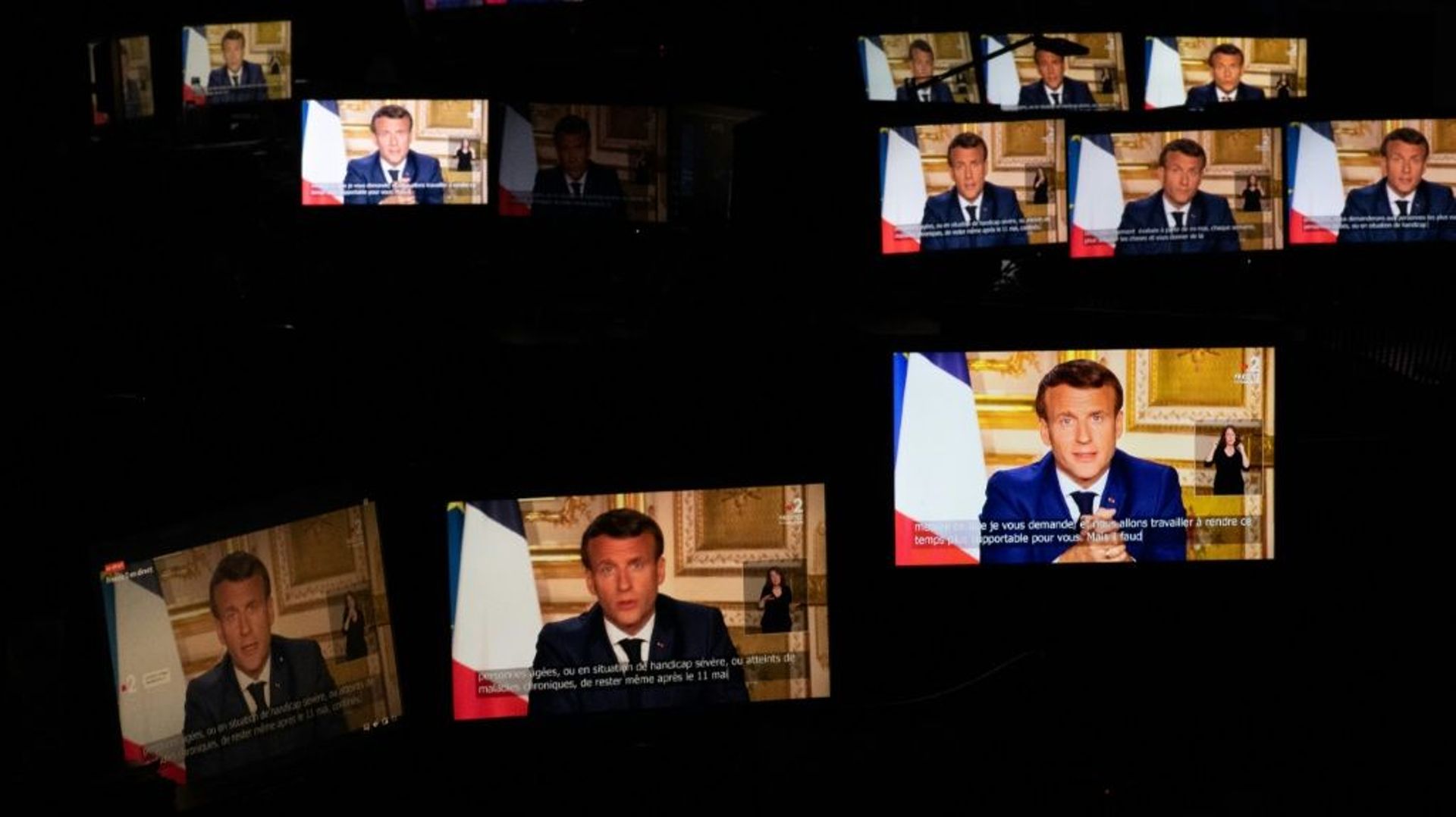 Le président Emmanuel Macron sur des écrans lors de son allocution du 13 avril 2020 à Paris