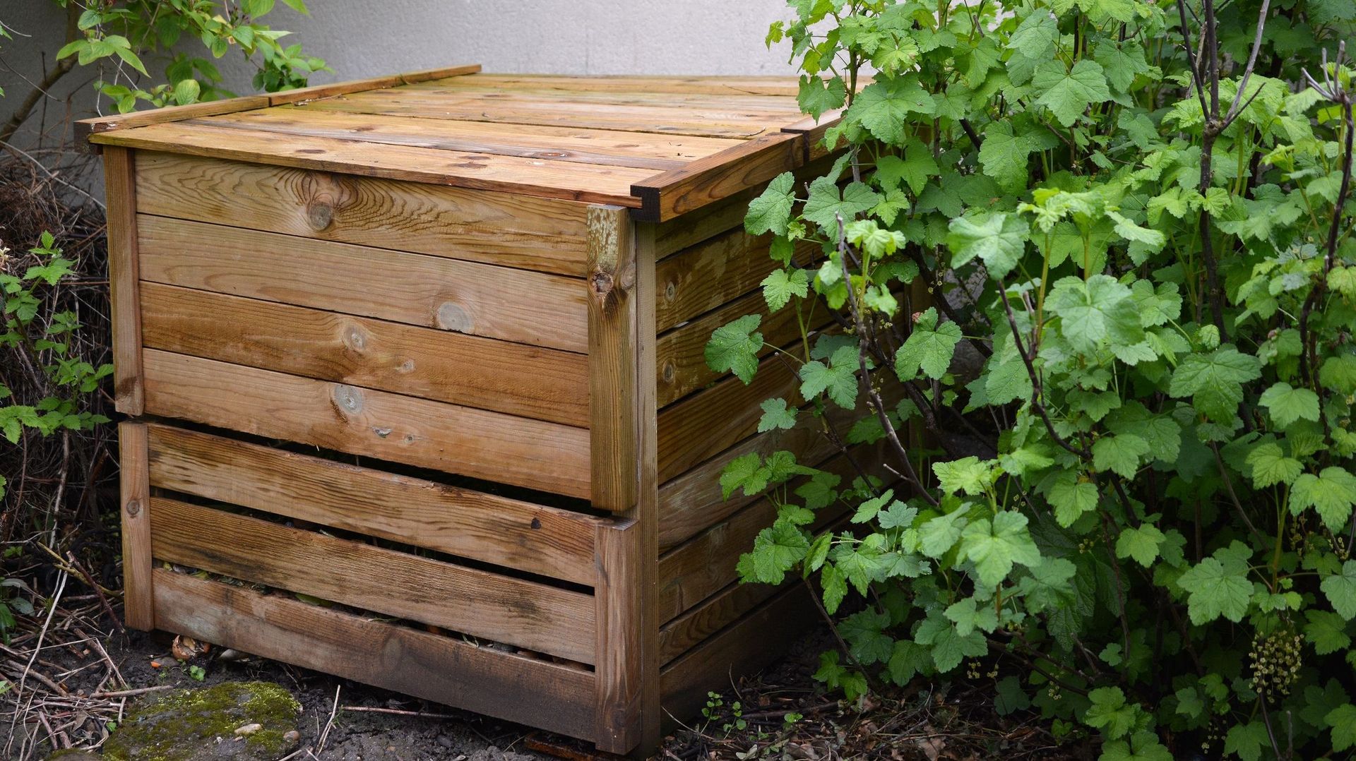 Muni d’un couvercle, un silo de compostage assure une présence bien plus discrète au jardin.