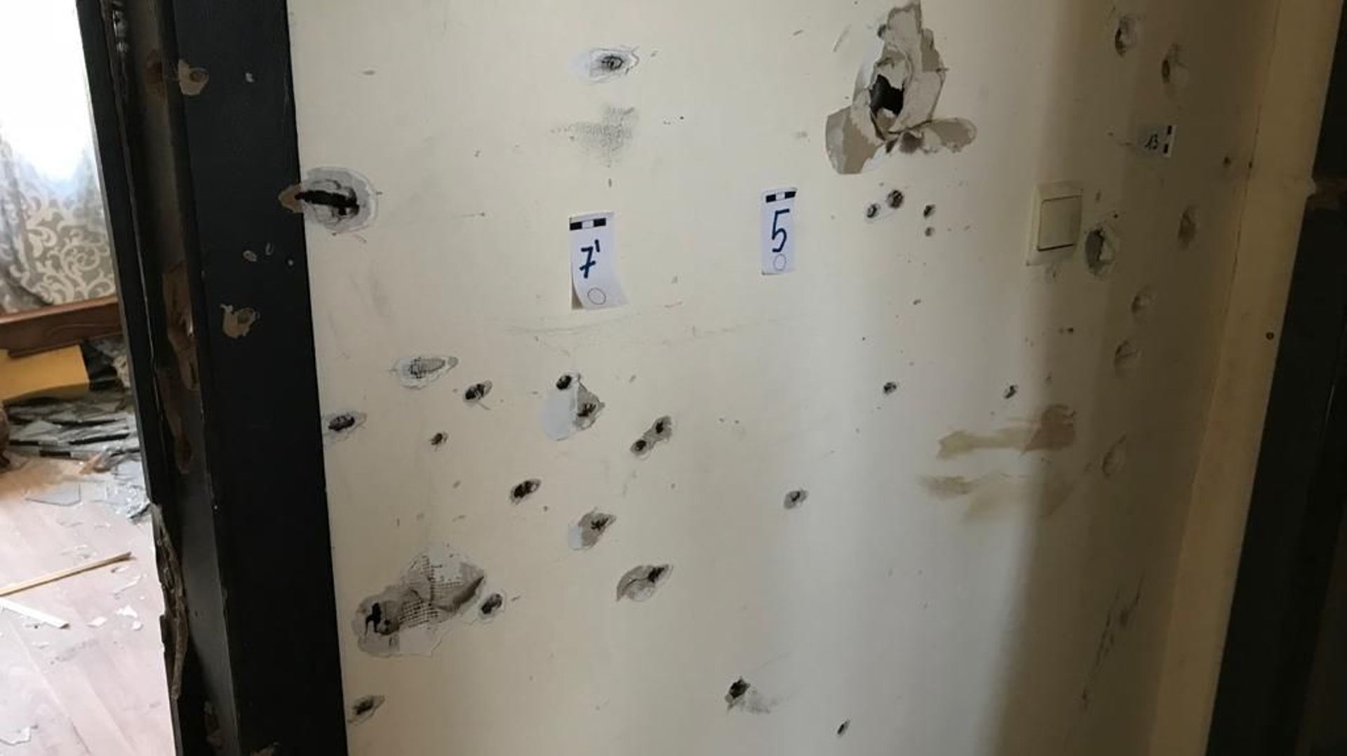 Après l’assaut, les impacts à l’intérieur de l’immeuble témoignent de la violence de la fusillade