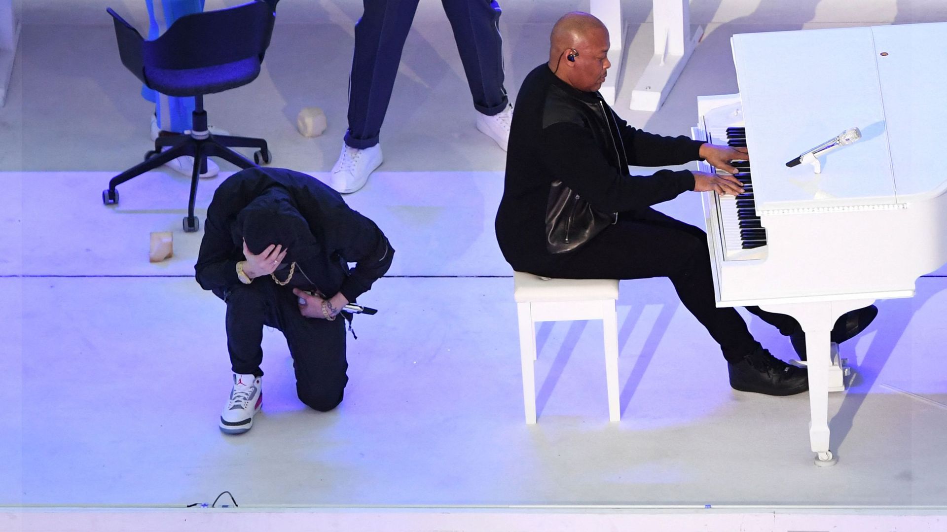 Eminem pose son genou à terre