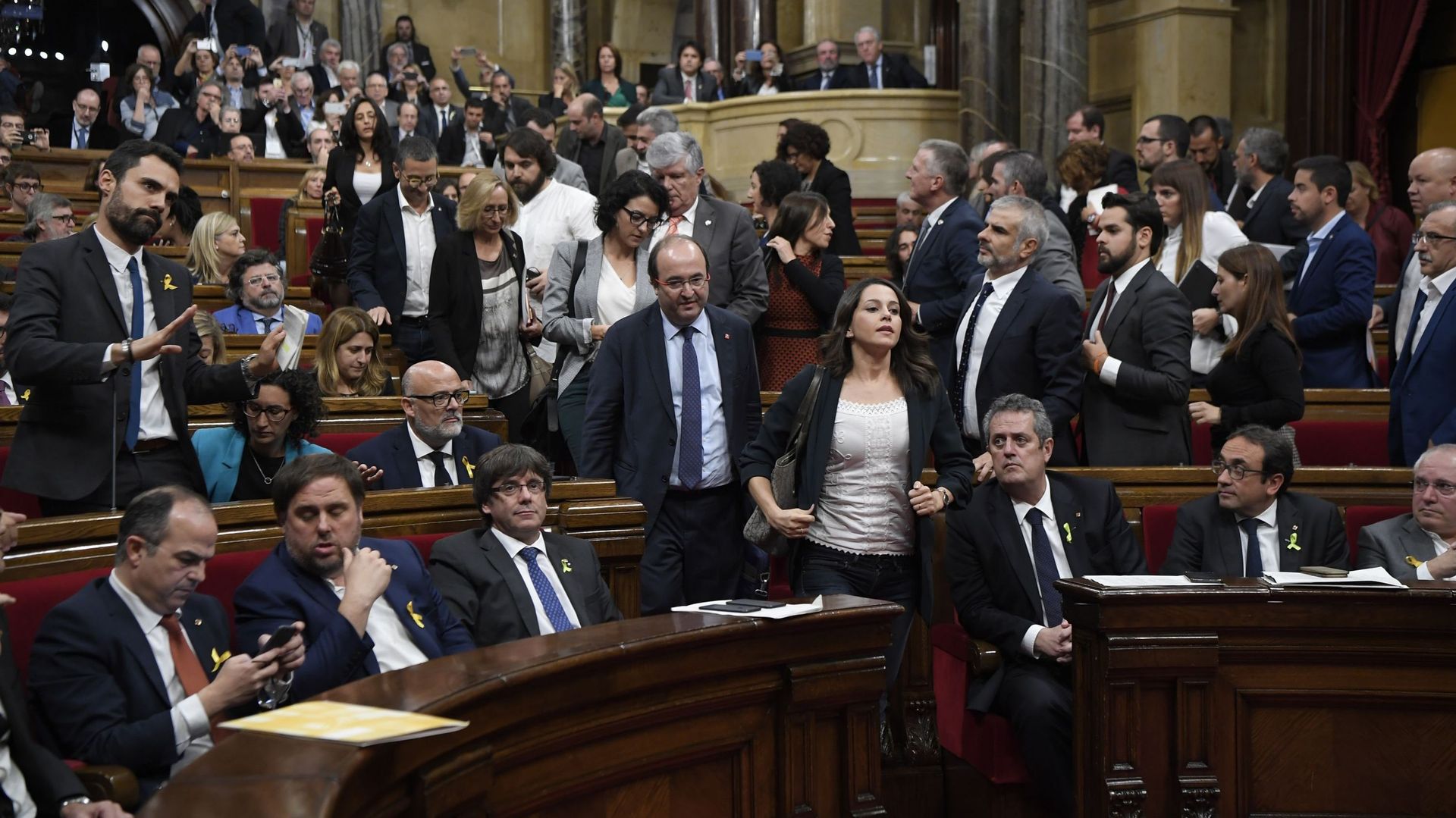 Les élus du parti populaire, du PSOE et de Ciudadanos ont quitté le parlement peu avant le vote.