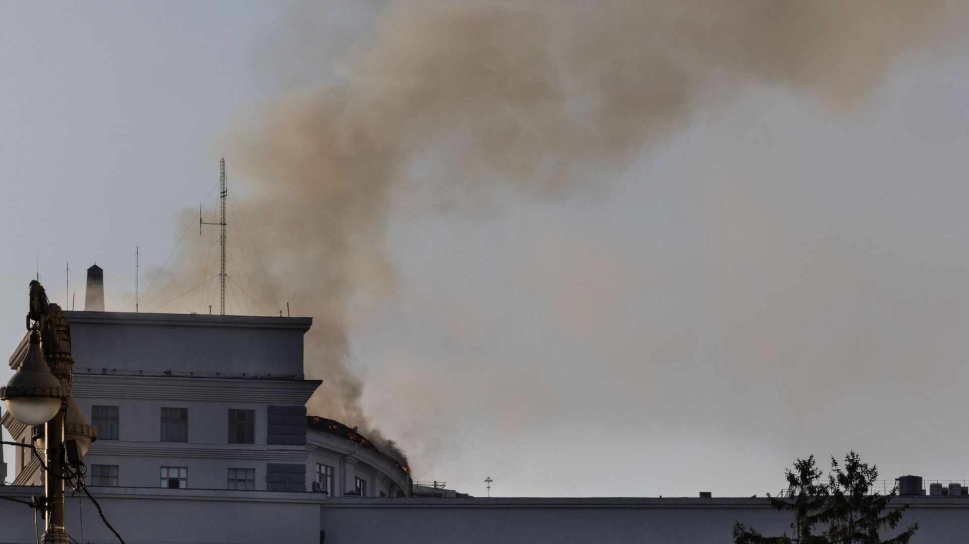 Guerre en Ukraine : le siège du gouvernement ukrainien incendié après une attaque aérienne record