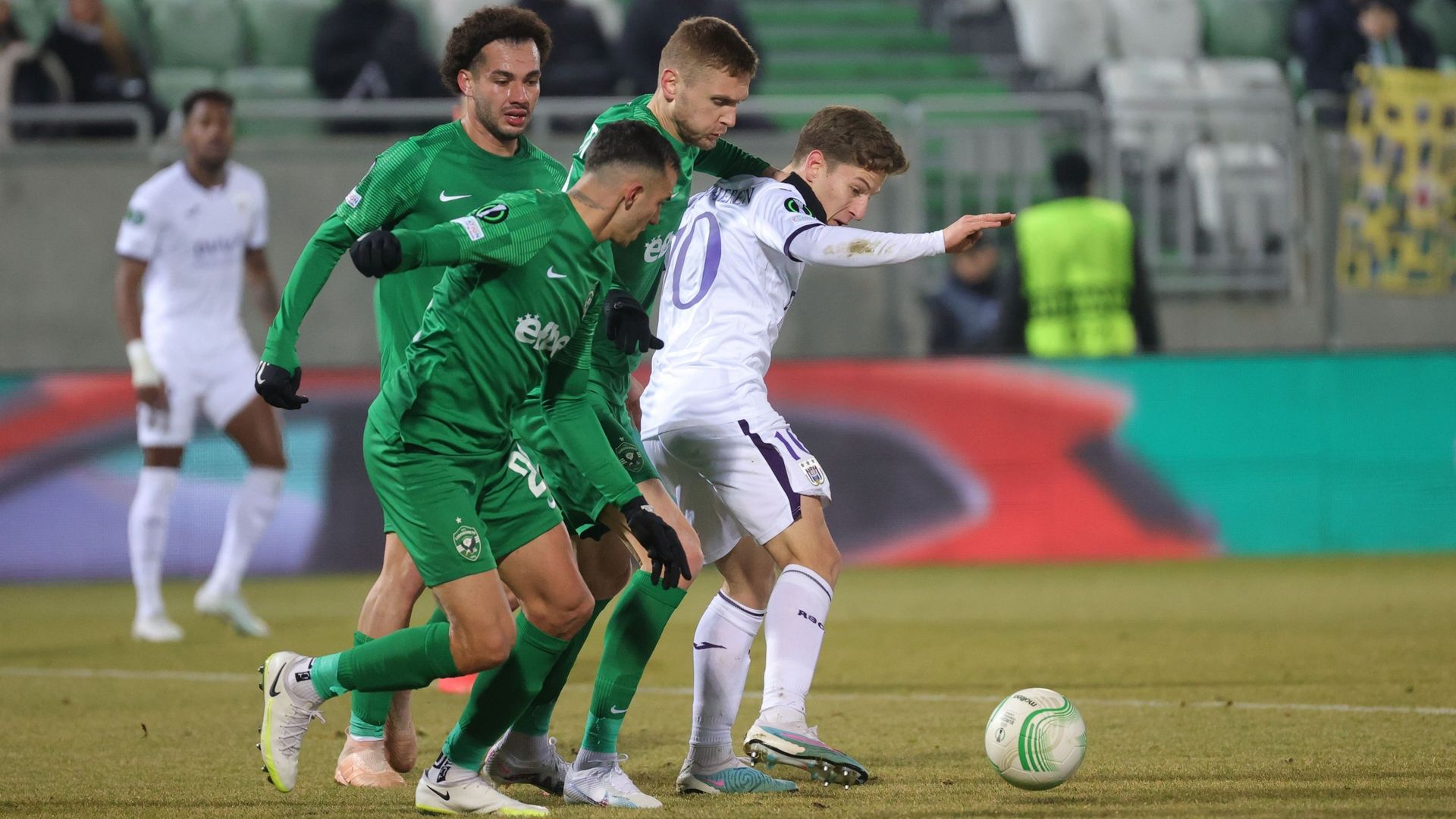 Yari Verschaeren entouré de trois adversaires.