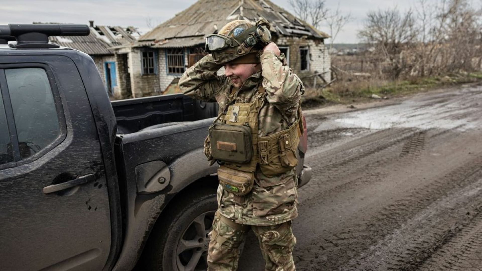 Un soldat ukrainien ajuste son casque, dans un lieu non précisé de l’est de l’Ukraine, le 29 décembre 2022