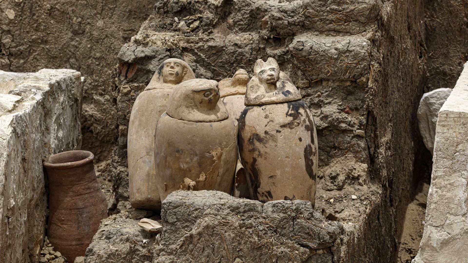 Des pots en argile et des récipients rituels sont placés près de lits de pierre utilisés pour la momification, dans la nécropole de Saqqarah au sud du Caire, où des archéologues ont mis au jour deux ateliers d’embaumement humains et animaux, ainsi que deu