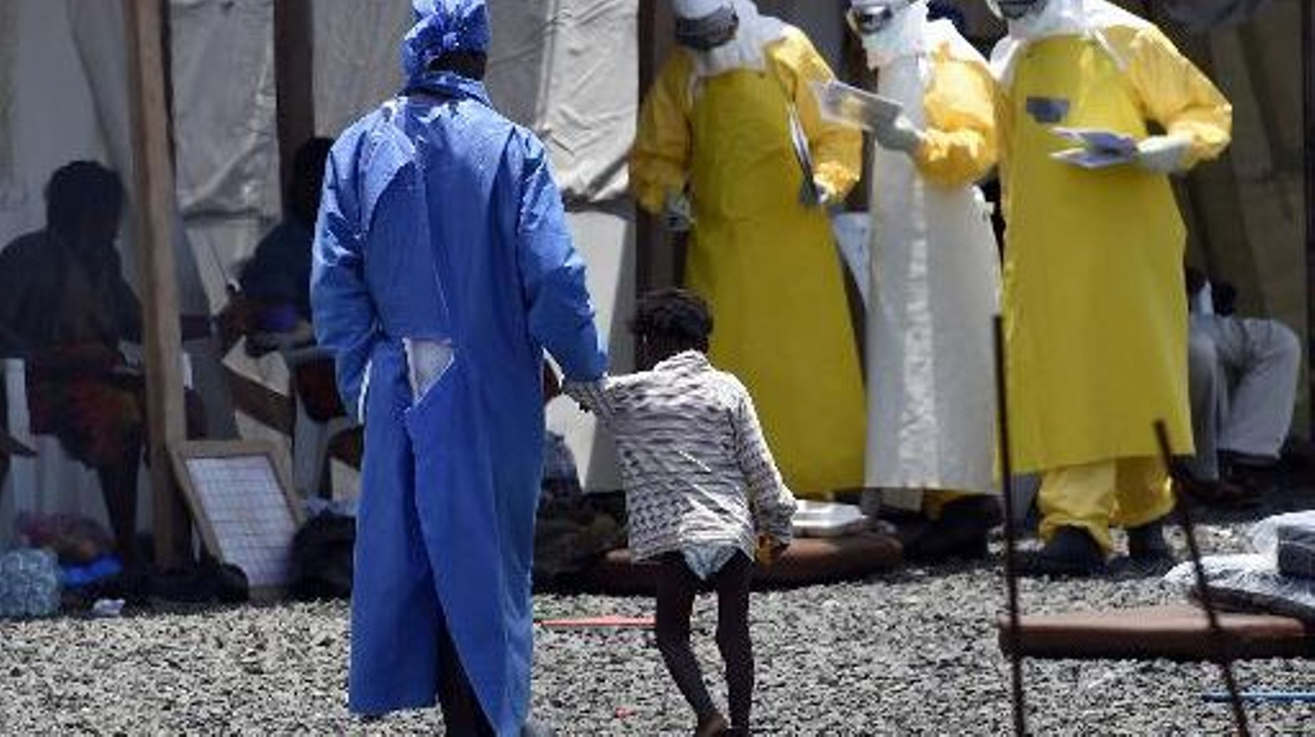Des membres de Médecins sans Frontières s'occupent de malades touchés par le virus Ebola à Monrovia, la capitale libérienne, le 27 septembre 2014