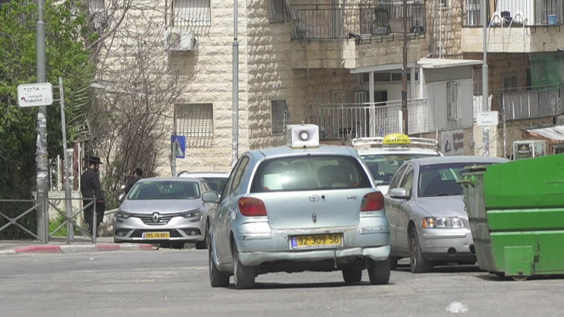 Une voiture avec un haut-parleur appelant les fidèles à se rassembler pour une cérémonie religieuse pour le décès d’un rabbin dans un quartier ultra-orthodoxe à Jérusalem, malgré les mesures de confinement liées au nouveau coronavirus.