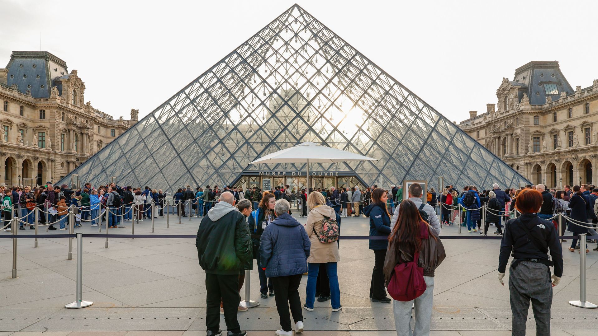 Le Louvre a rouvert mercredi, trois jours après le vol des bijoux estimés à 88 millions d’euros