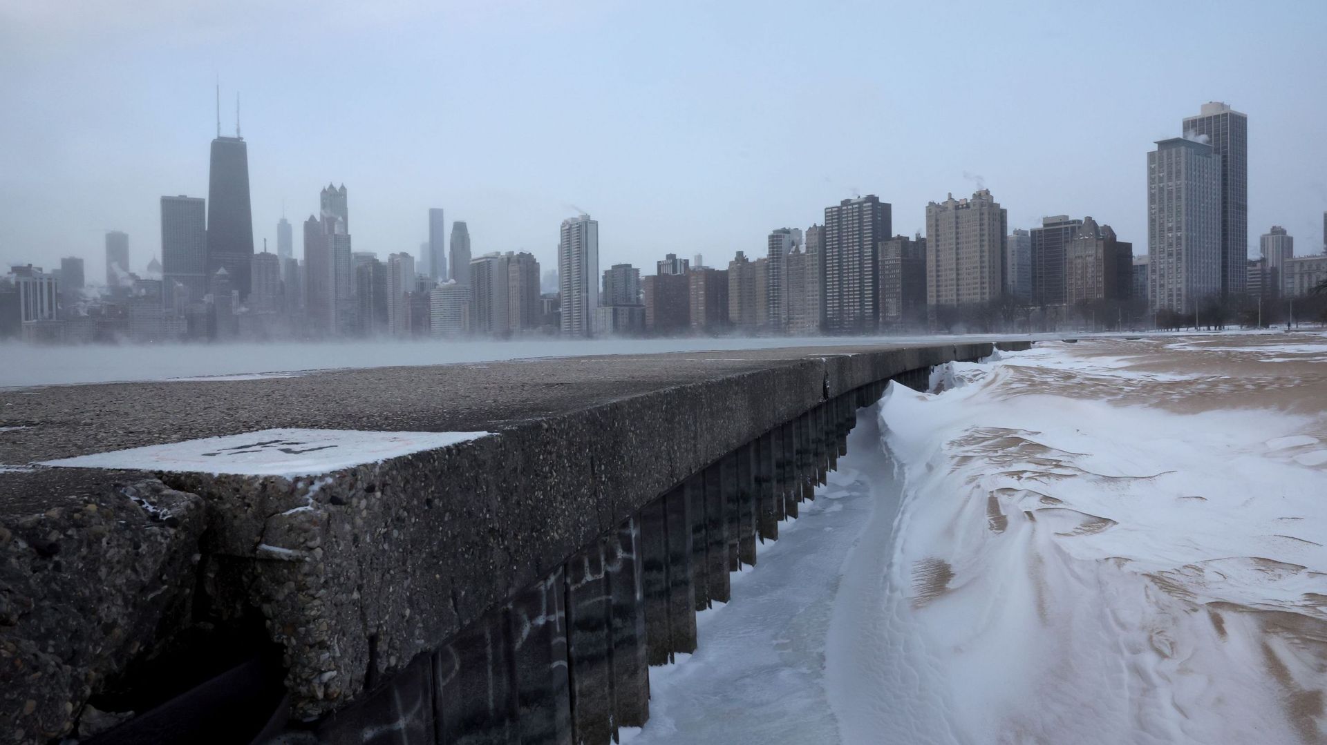 La vapeur monte du lac Michigan près du centre-ville alors que les températures oscillent autour de -6 degrés le 22 décembre 2022 à Chicago, Illinois.