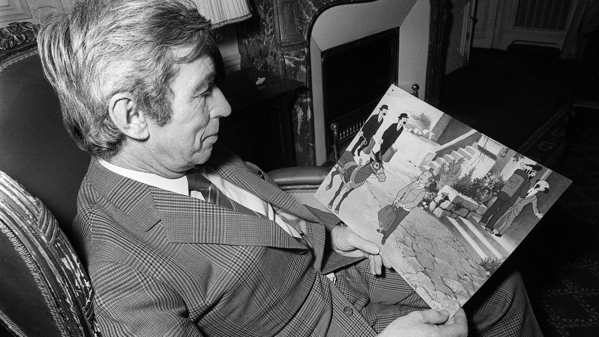 L’auteur de bande dessine Georges Remi, dit Hergé, créateur du personnage de Tintin, lit les dernières aventures de son héros, "Tintin et le lac aux requins", le 7 décembre 1972.