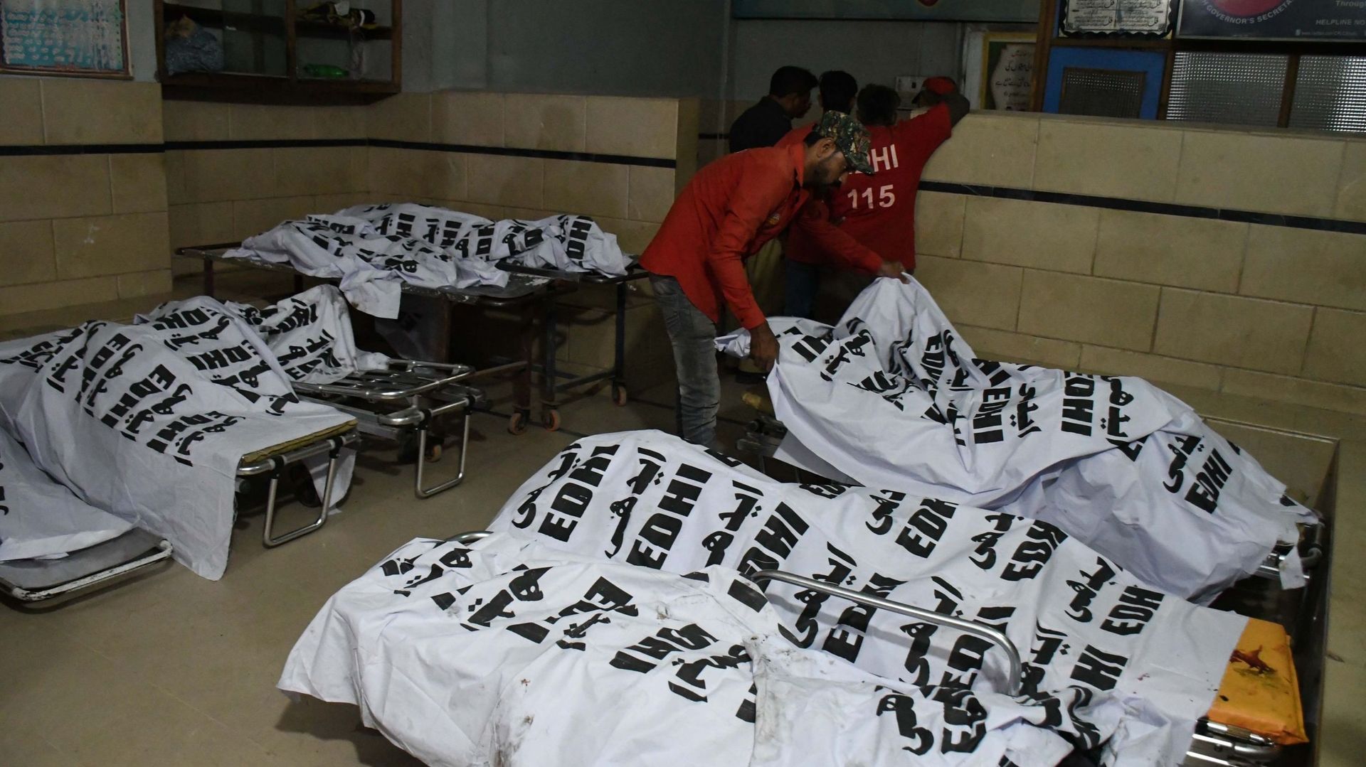 Une vue des corps de ceux qui sont morts brûlés dans le bus à Karachi, au Pakistan, le 13 octobre 2022. Au moins 18 personnes, dont 8 enfants, ont été tuées et des dizaines ont été blessées dans le bus en feu.