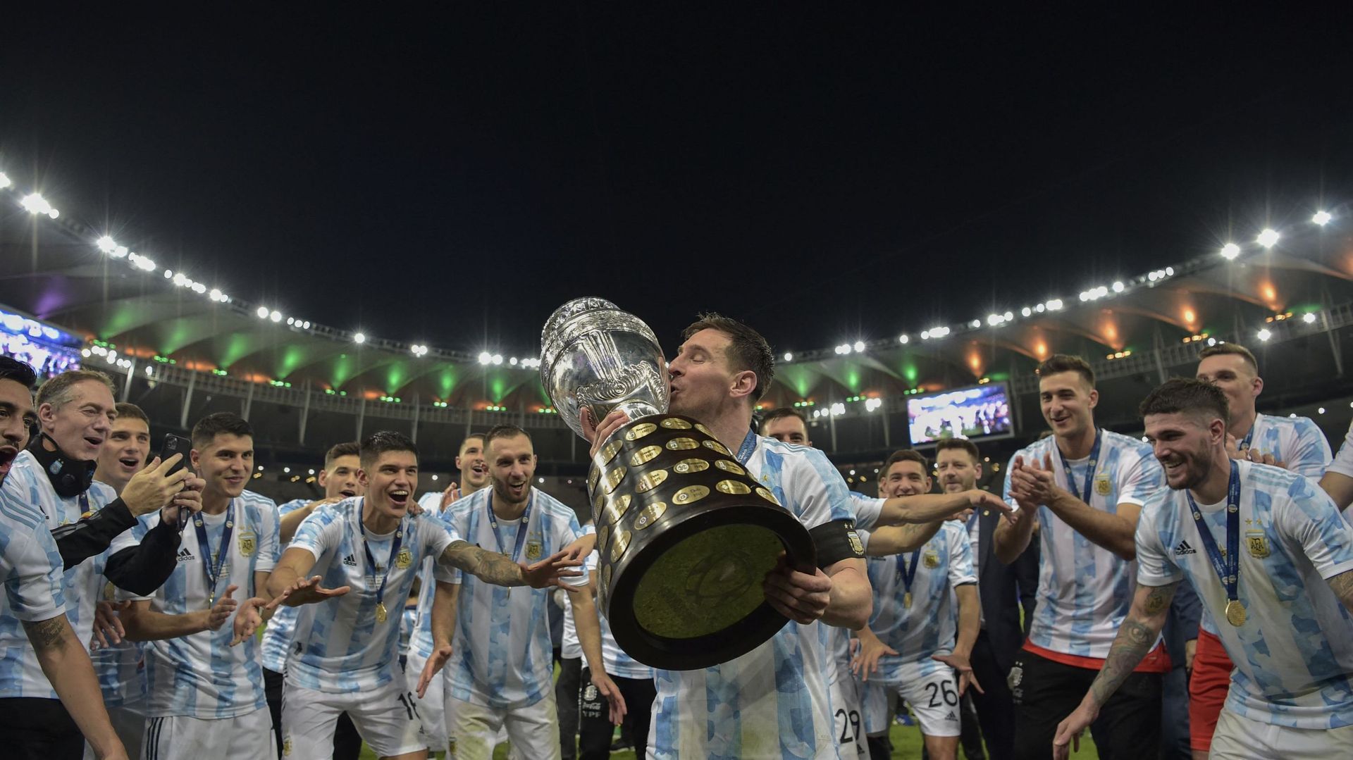 Coupe de tonnerre au Maracana! Lionel Messi a enfin remporté son premier titre avec l'Argentine en domptant le Brésil de Neymar en finale de la Copa America (1-0), mettant fin à une disette de 28 ans de son pays.