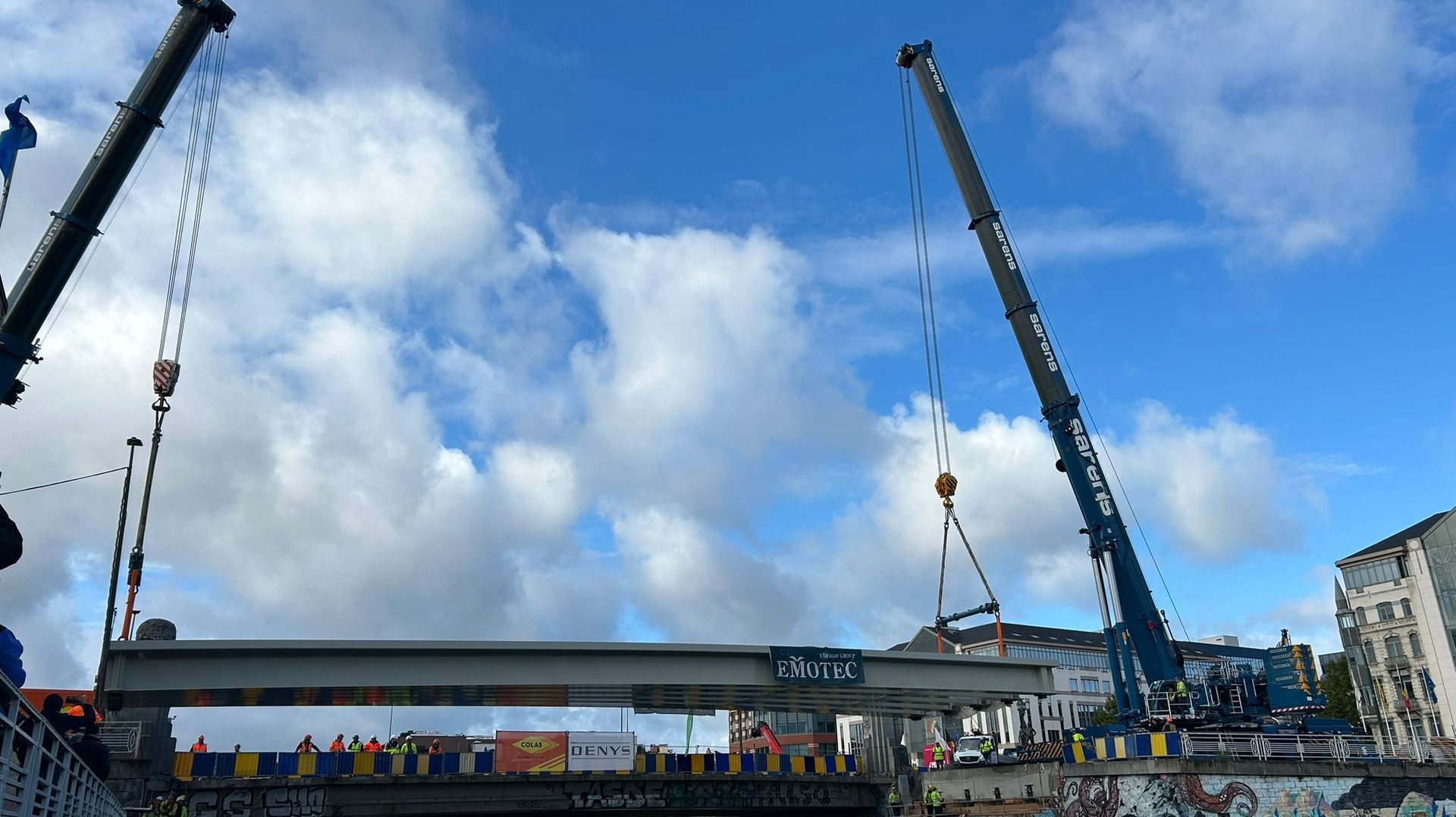 Opération spectaculaire ce samedi matin à Bruxelles : un nouveau pont placé au-dessus du canal, sur la place Sainctelette