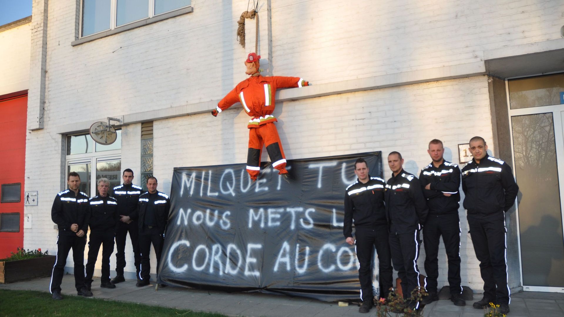 Les Pompiers De Wavre Affichent Leur Colère Sur Leur Caserne - Rtbf.be