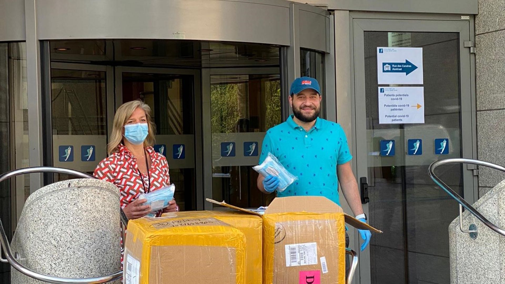 Turkoz Fatih s'est rendu ce jeudi matin à l'hôpital Saint-Jean, dans le centre de Bruxelles, pour livrer une partie des 50.000 masques chirurgicaux qu'il a achetés