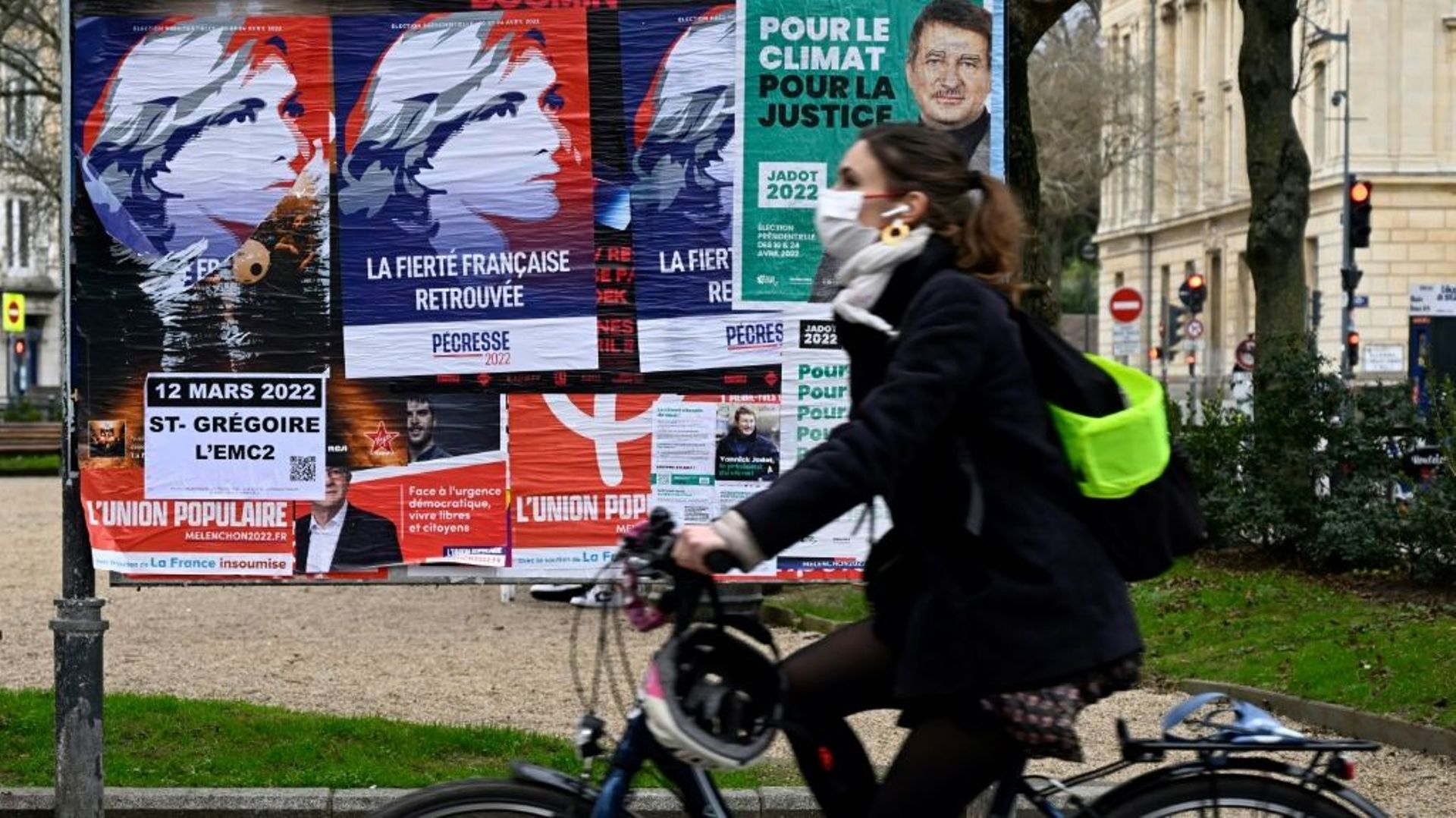 Des affiches de campagne collées sur un panneau électoral à Rennes, le 1er février 2022