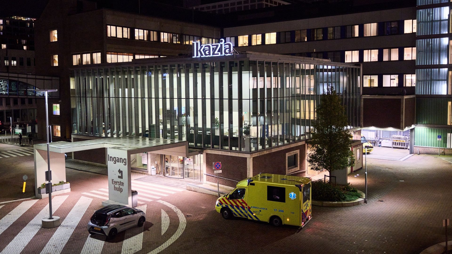 Prise en charge d’un patient atteint du coronavirus à l’hôpital Ikazia, à Rotterdam, le 23 novembre 2021.