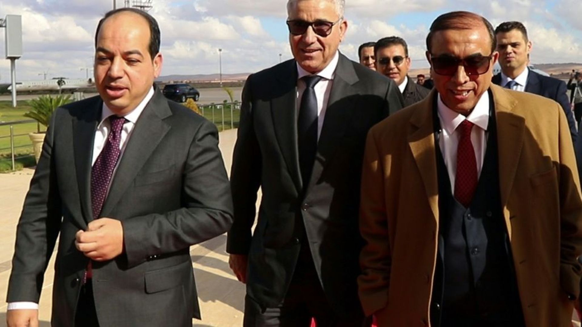 Des candidats clés à la présidentielle en Libye Ahmed Meitig (G) et Fathi Bachagha (C) arrivent à Benghazi (est) pour rencontrer le maréchal Khalifa Haftar, le 21 décembre 2021
