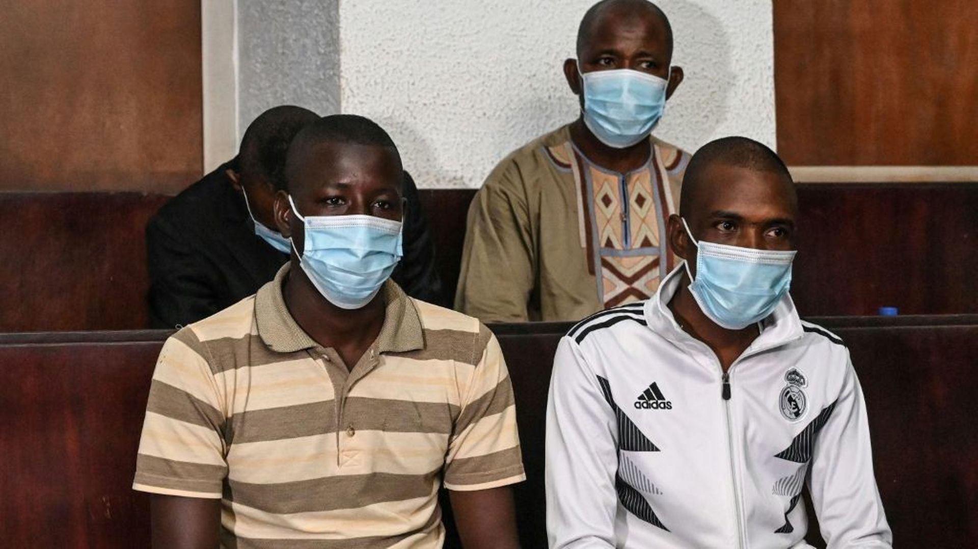 Quatre des accusés de l'attentat jihadiste de la ville balnéaire de Grand-Bassam en 2016, à l'ouverture de leur procès à Abidjan, le 30 novembre 2022