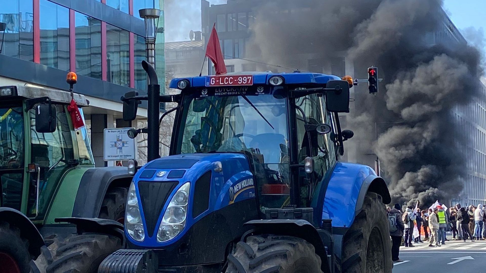 Des milliers d’agriculteurs au volant de leurs tracteurs ont protesté vendredi à Bruxelles contre un plan en discussion au sein du gouvernement flamand destiné à réduire les émissions d’azote