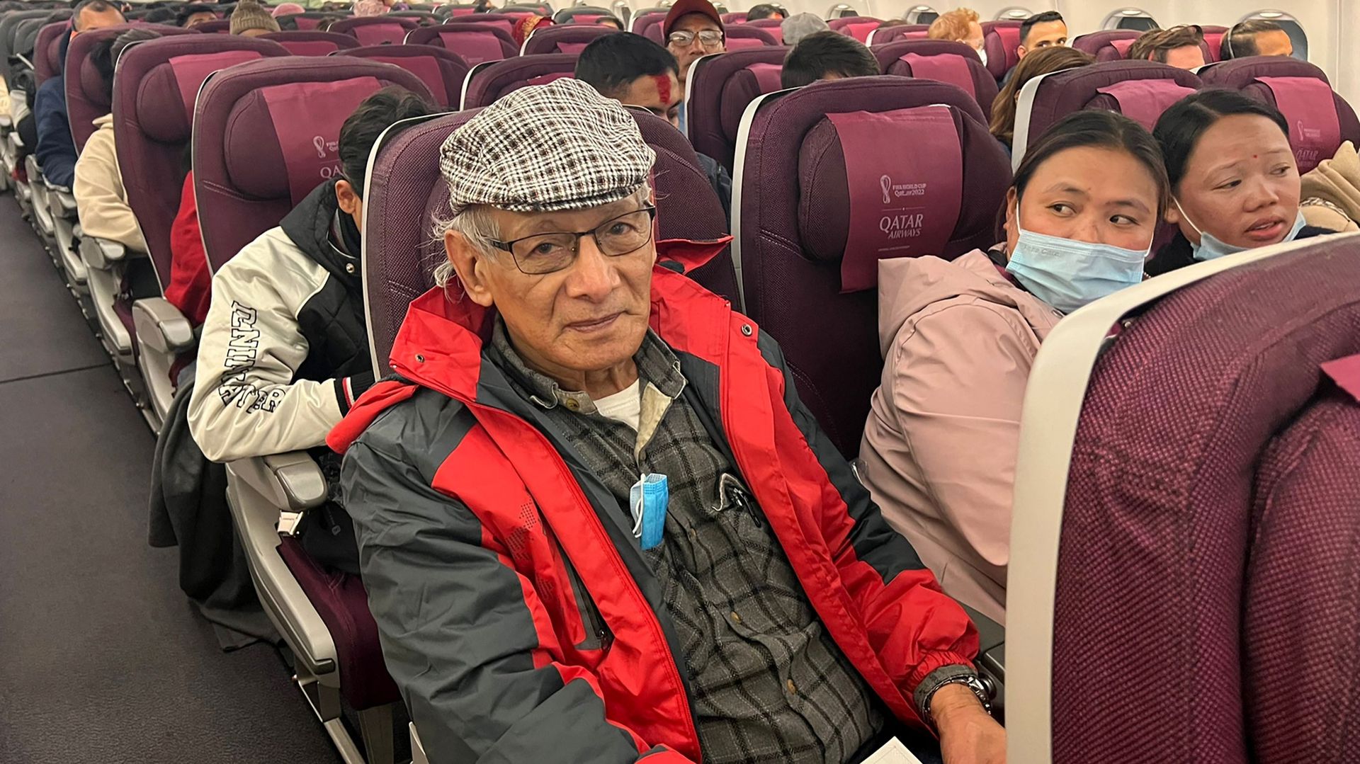 Le tueur en série français Charles Sobhraj est assis dans un avion reliant Katmandou à la France, le 23 décembre 2022. - Le tueur en série français Charles Sobhraj a quitté la détention de l'immigration au Népal le 23 décembre 2022 en direction de l'aérop
