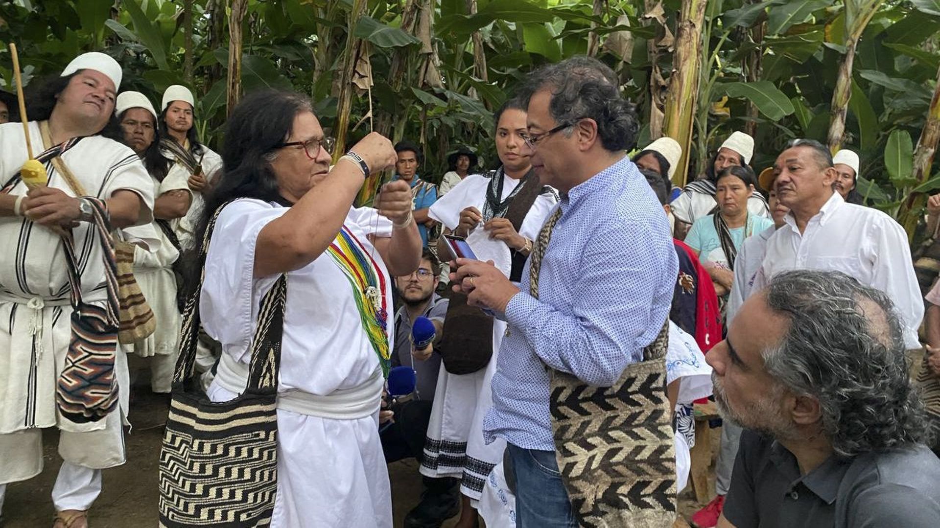 Le candidat de gauche Gustavo Petro rencontre des indigènes de la Sierra Nevada.