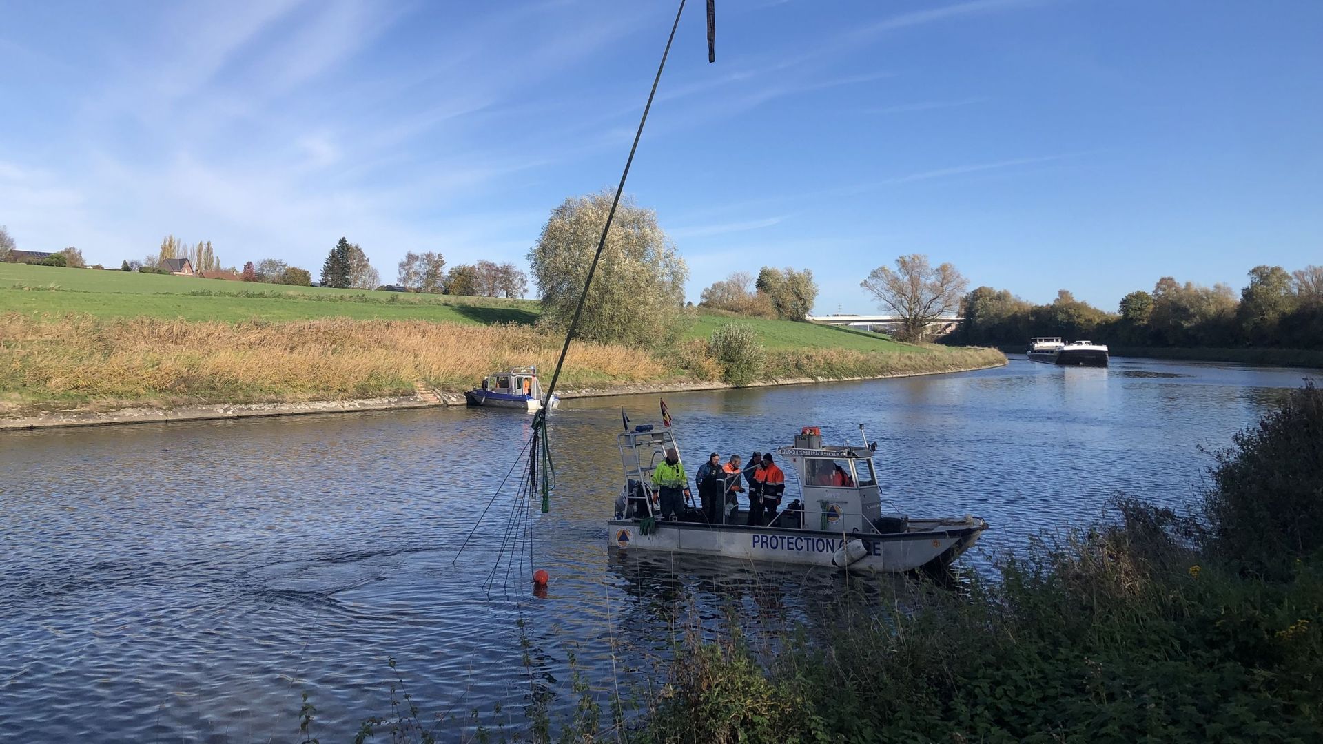 Une voiture est accrochée à la dépanneuse, elle va pouvoir être tractée à la surface.