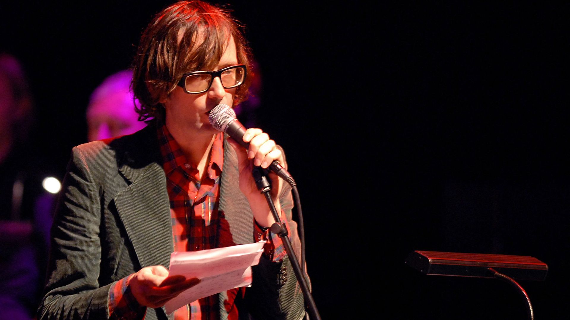 Jarvis Cocker (Pulp) interprétant un titre de l'"Histoire de Melody Nelson" sur la scène de Barbican Hall de Londres le 21 octobre 2006