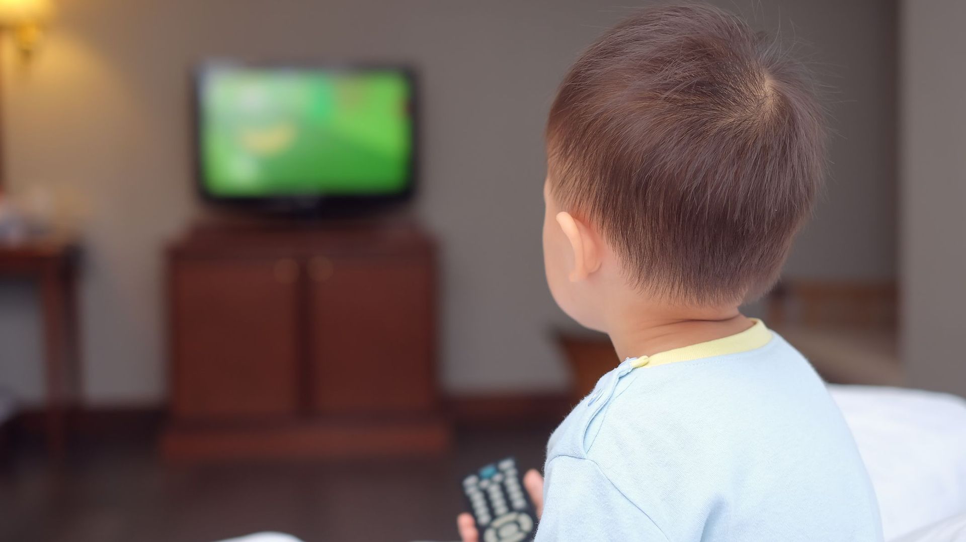 Regarder la télévision serait fortement associé au risque d'obésité chez les petits.
