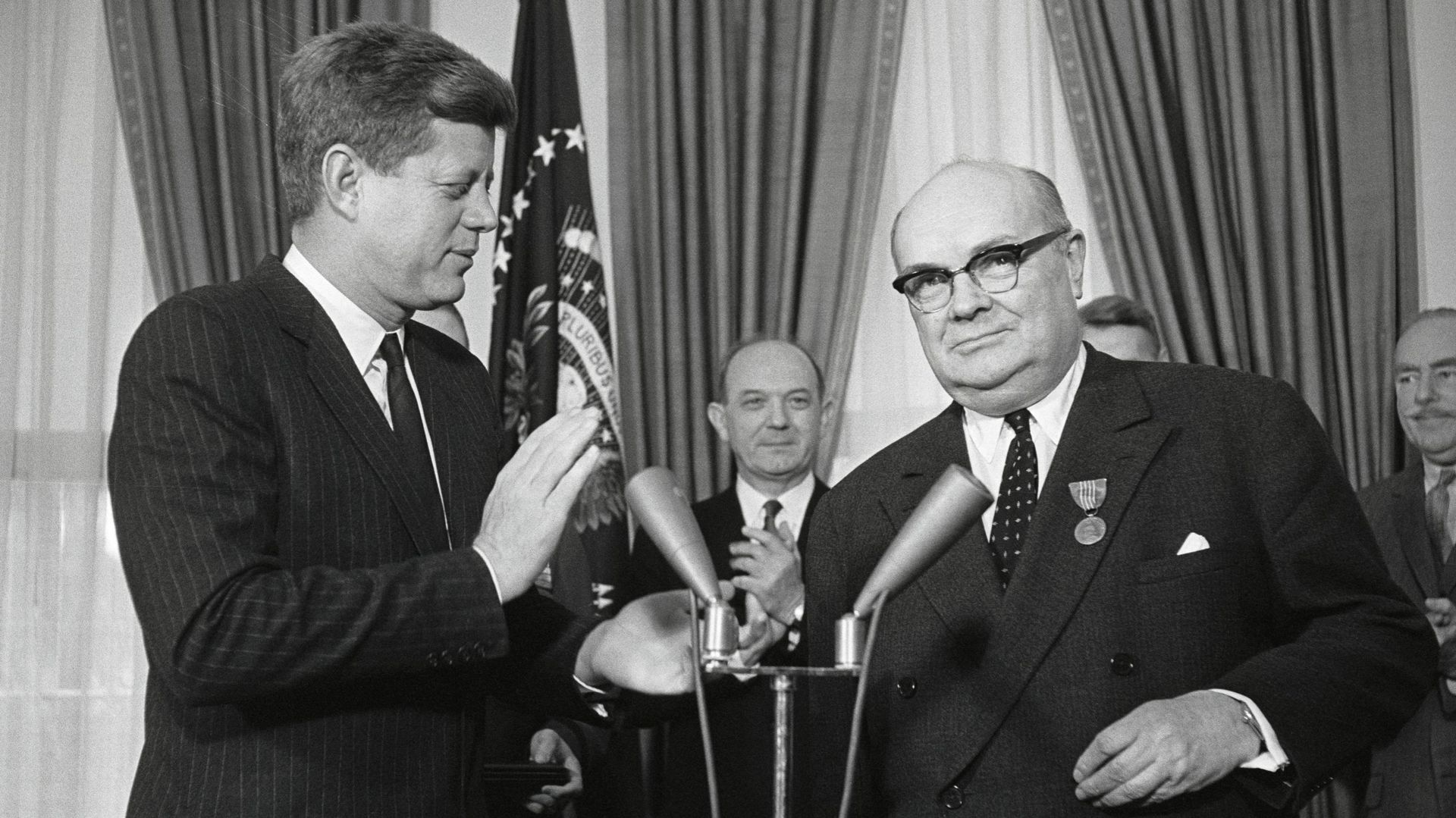 En sa qualité de Secrétaire général de l’OTAN, Paul-Henri Spaak reçoit la « Médaille de la Paix » de mains de John Kennedy en 1961, à la Maion Blanche. GettyImage