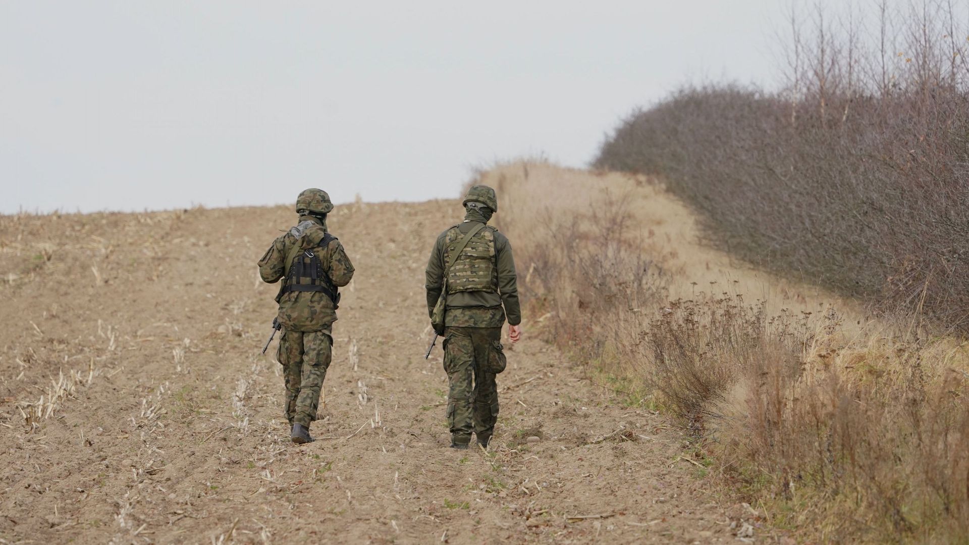Des soldats polonais patrouillent près de la frontière