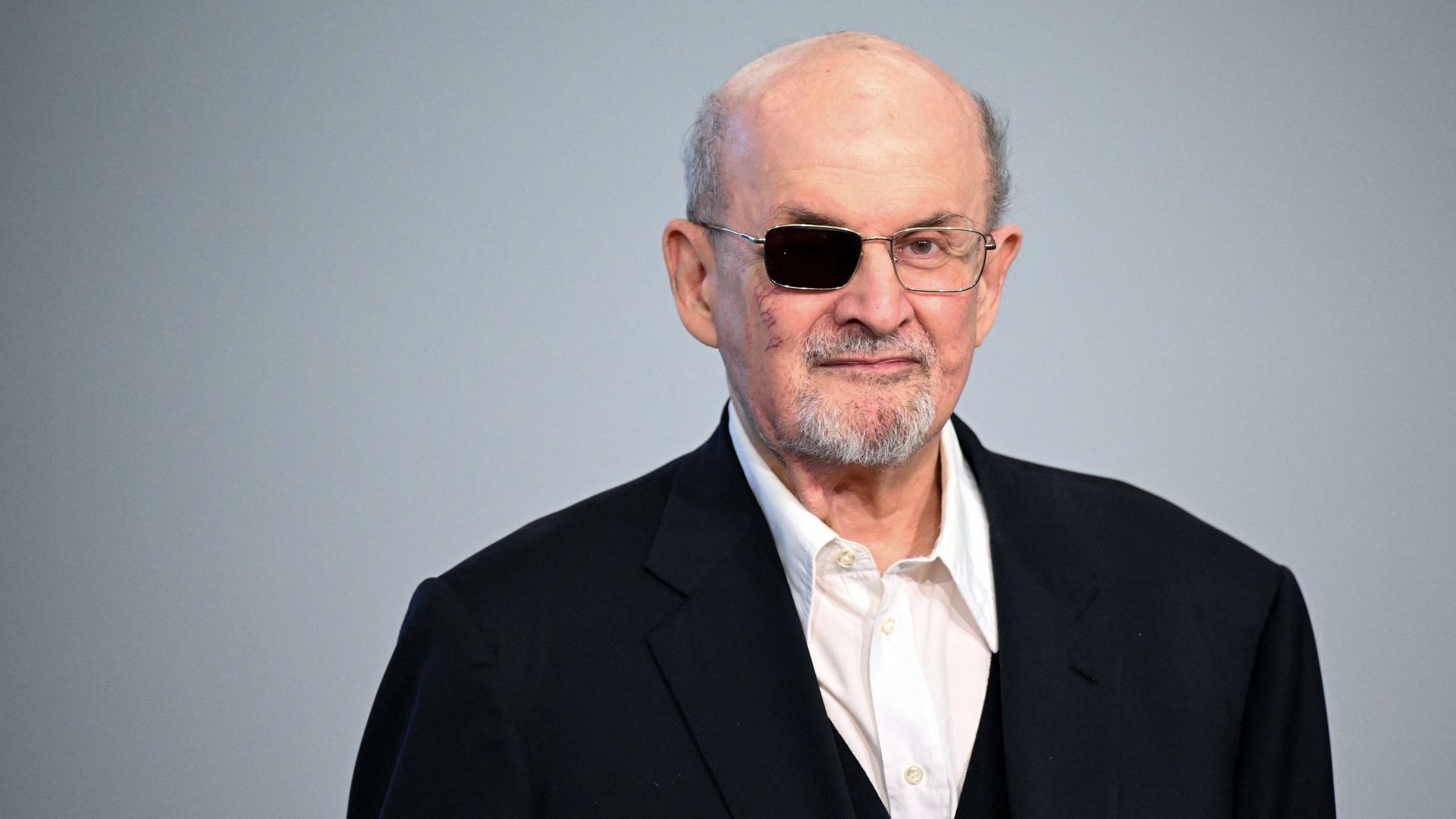 Salman Rushdie témoigne de son agression dans son dernier livre "Le couteau"