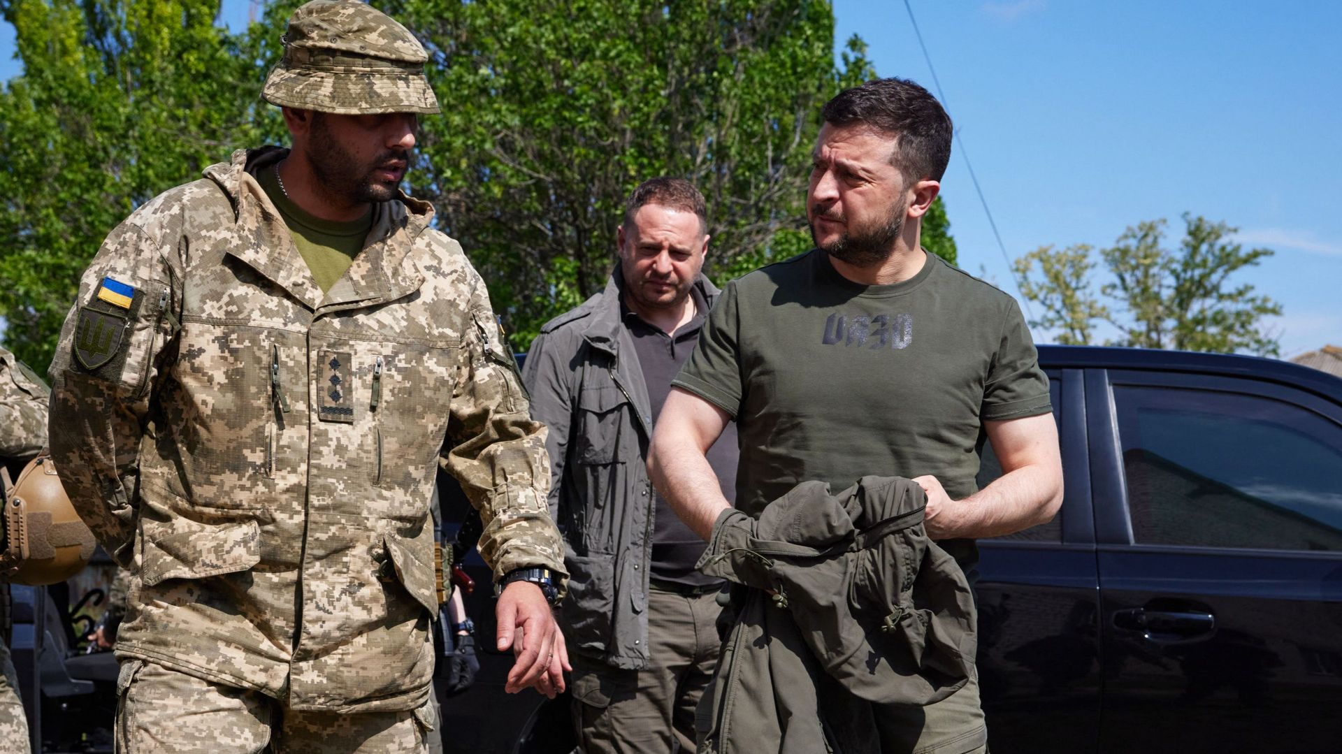 Le président ukrainien, Volodymyr Zelensky, rend visite à ses troupes.
