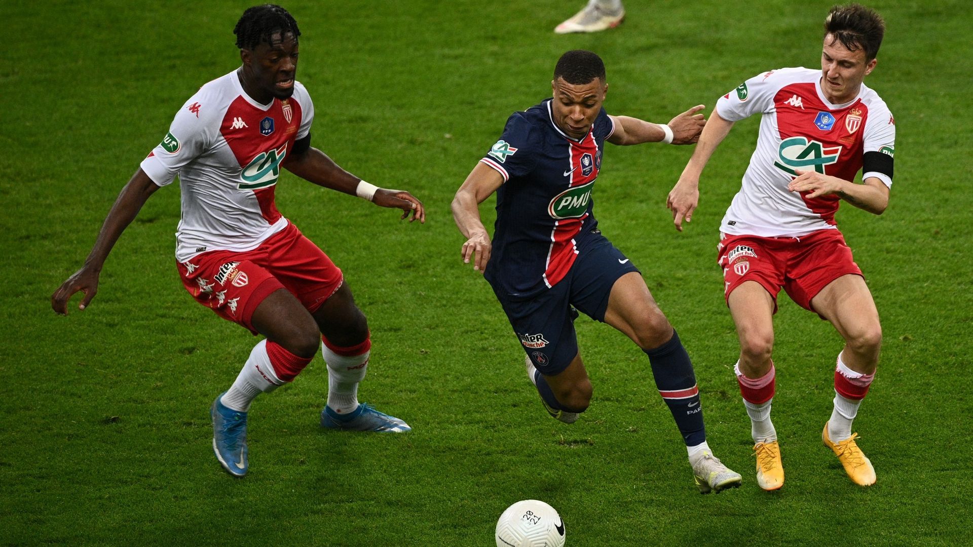 Le PSG a remporté la Coupe de France de football mercredi à Paris, dans un stade de France sans spectateurs. Les Parisiens l’ont emporté face à Monaco 2 buts à 0 (mi-temps : 1-0).
