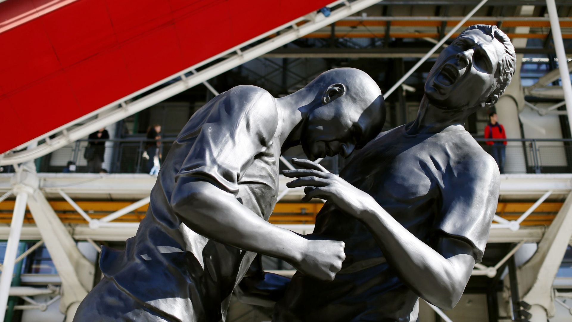 La sculpture du coup de boule de Zidane, exposée devant Beaubourg