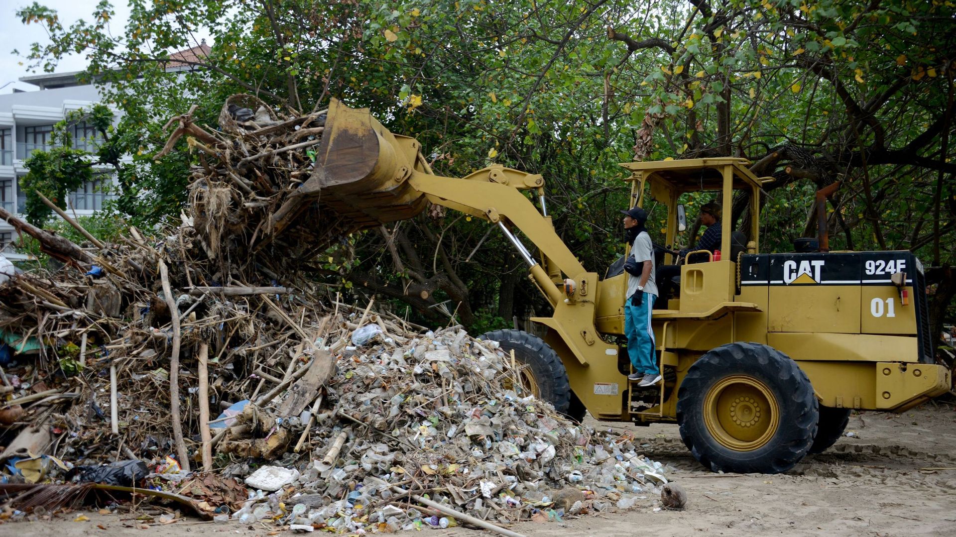 La plage de Kuta à Bali croule sous 30 tonnes de déchets plastiques